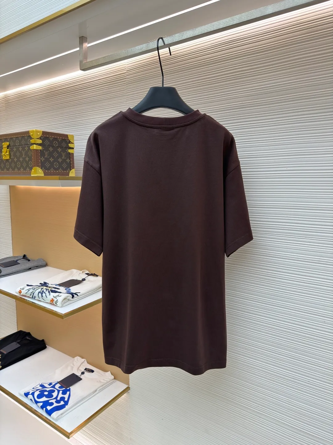 Celine Arc de Triomphe logo short sleeves ●Original version: Purchased and developed at 4690 ●Item number: 1682386-A00 ●Fabric: cotton fabric ●Technology: embroidery production ●Color: brown ●Version: fitted version ●Weight: about 280 grams ●Size: XS-S-M-L ●Description: Made of 15-count special-spun compact cotton with a weight of 230g/㎡; 32-count high-weight (340g) 1x1 ribs are used for the neckline. Its high-count and high-weight characteristics ensure the excellent elastic recovery, thickness and deformation resistance of the collar. It is the key to ensuring that the neckline of the T-shirt does not deform after long-term wear. Specially woven compact cotton fabrics apply compact spinning technology in the spinning process, which effectively reduces yarn hairiness and makes the yarn smoother and stronger. This gives the fabric an unusually dense structure, a smooth and smooth surface, and excellent pilling resistance, while retaining the softness and breathability of pure cotton. The weight of 230g is medium to heavy, which ensures the T-shirt has good stiffness and drape, and is not easy to collapse and deform, laying a high-quality basic texture. The overall wiring is straight and delicate, the fabric is comfortable and soft, and the color is consistent without color difference. It can be matched with the same style to create a fashionable look and control various occasions. Customized accessories, complete with three standards, same style for men and women!