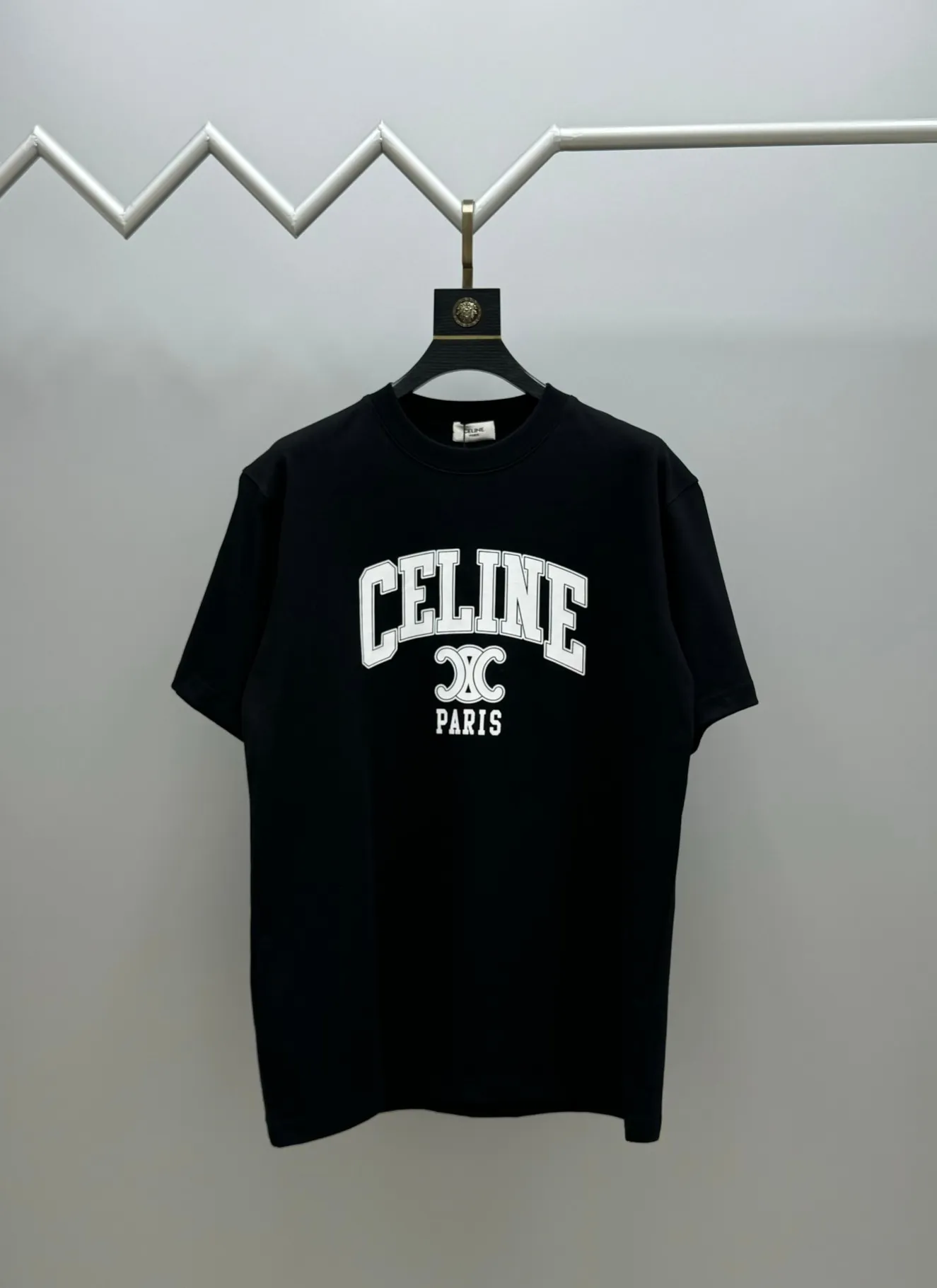🅿️210 (top version with different currency) Will not be taken off the shelves all year round, sell with confidence Style: Celine/CELI.NE short-sleeved T-shirt Fabric: 300g heavy double yarn 100% cotton Rib: 320g heavy Sorona 1*1 trendy brand Craftsmanship: high-definition printed logo Color: black Size: XS S M L Gender-neutral, same style for men and women