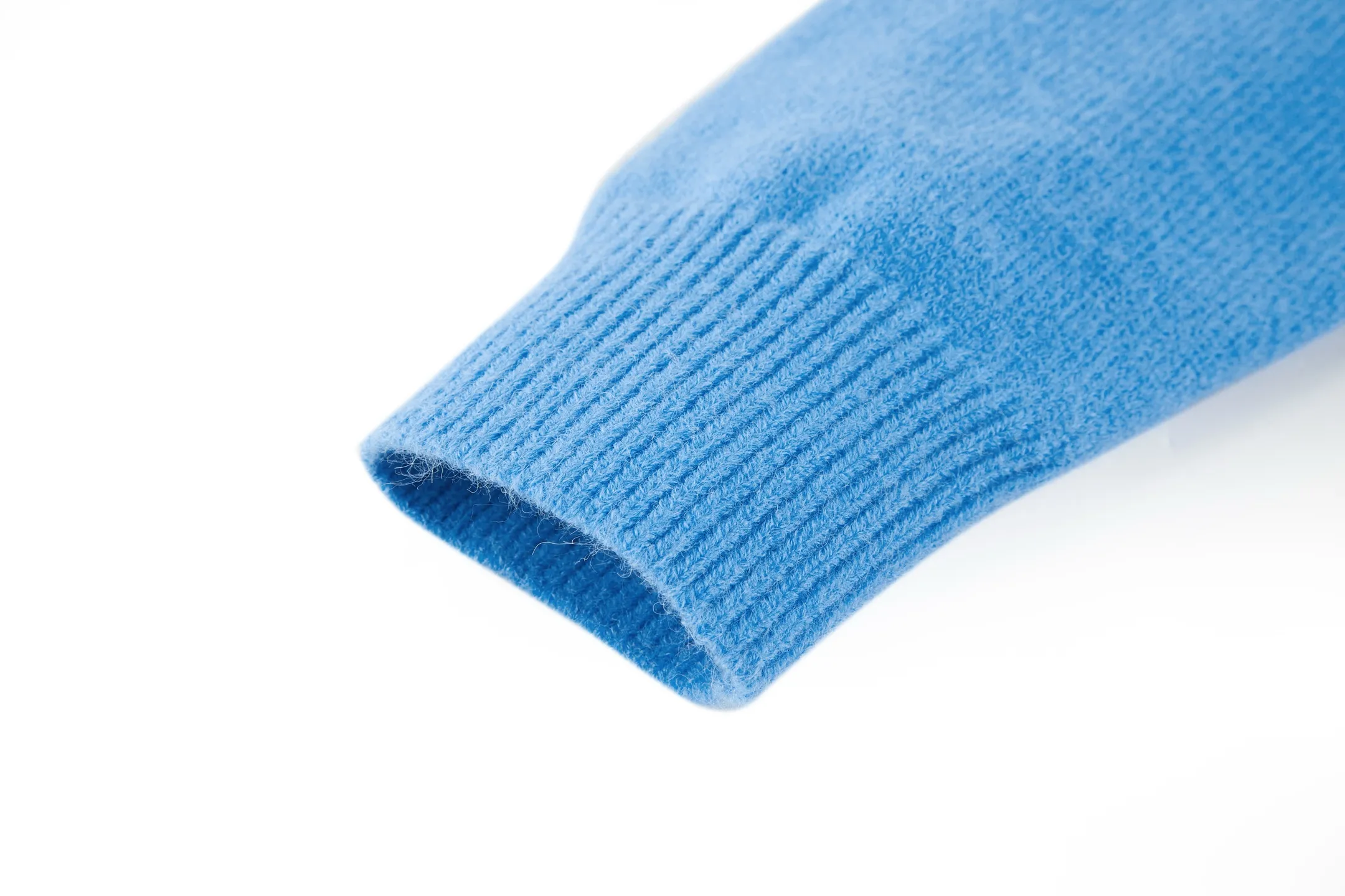 🅿️370 [Exclusive supply] Celine Arc de Triomphe embroidered logo sweater (sky blue) The original version was purchased and developed for 9,900. The fabric is made of 35% wool, 15% cashmere, and 50% cotton yarn. This fabric is soft and has a three-dimensional shape that won't change shape after being worn for a long time. The embroidery uses 3D three-dimensional embroidery, and the chest is embellished with the Arc de Triomphe embroidered logo. This style is machine-knitted with 7 needles, and the high-density thick stitching ensures warmth. Later process: washing and color fixation - fixed version - wool impurities. Size:S-M-L-XL