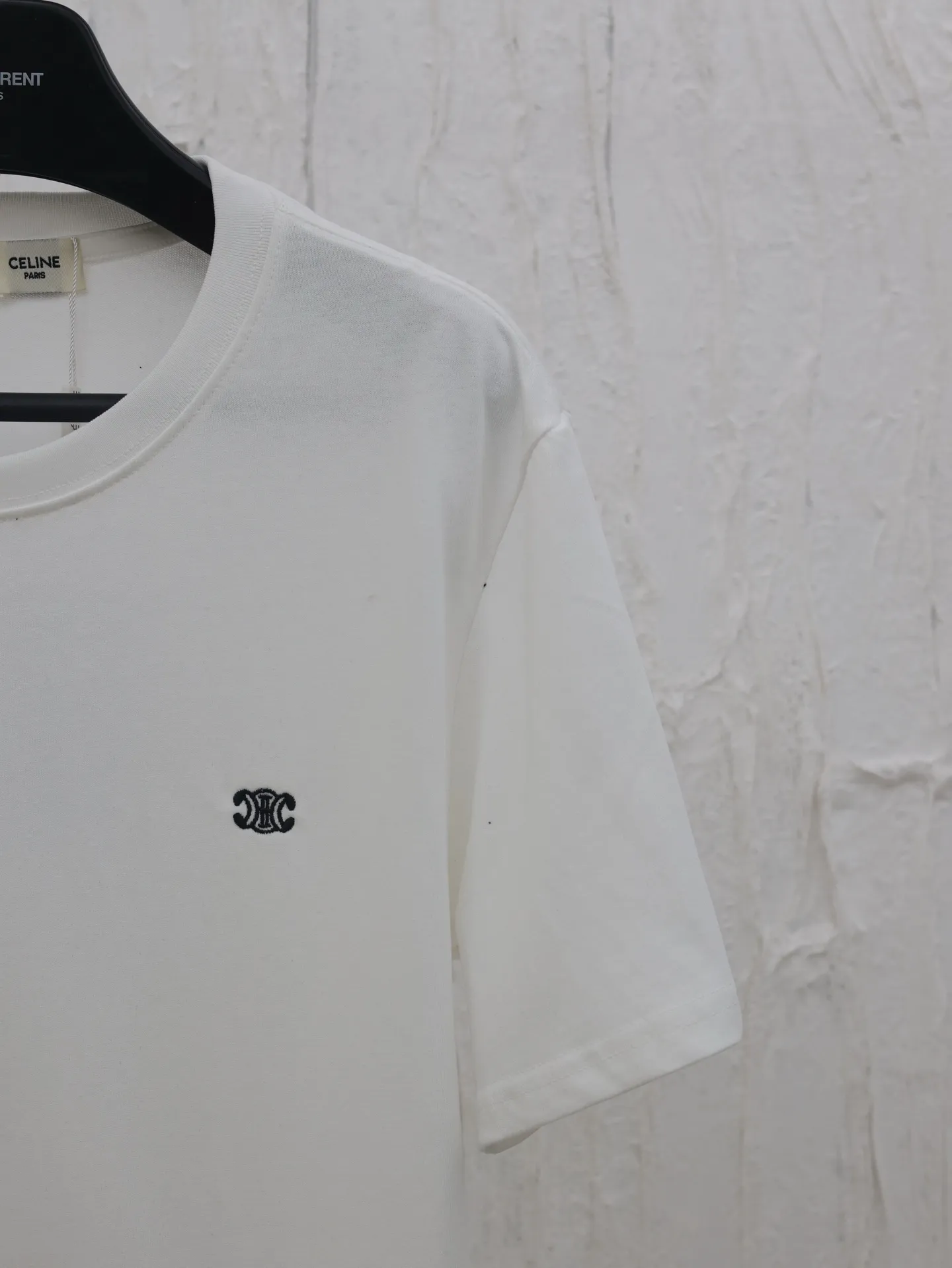 🅿️230 CELIN*/Celine 25SS spring and summer Arc de Triomphe embroidered short-sleeved fabric. The fabric is made of 40 double strands. It feels soft, comfortable and skin-friendly. Simple to the extreme, it is fashionable. The simplest classic white T-shirt is the most touching. The craftsmanship uses three-dimensional embroidery of the imported machine letters on the chest Logo. Exquisite workmanship and distinct layers. The fabrics have been washed and have a better hand texture. Not easy to deform, not easy to shrink, not easy to fade, and maintain long-term beauty. Size：S/M/L/XL