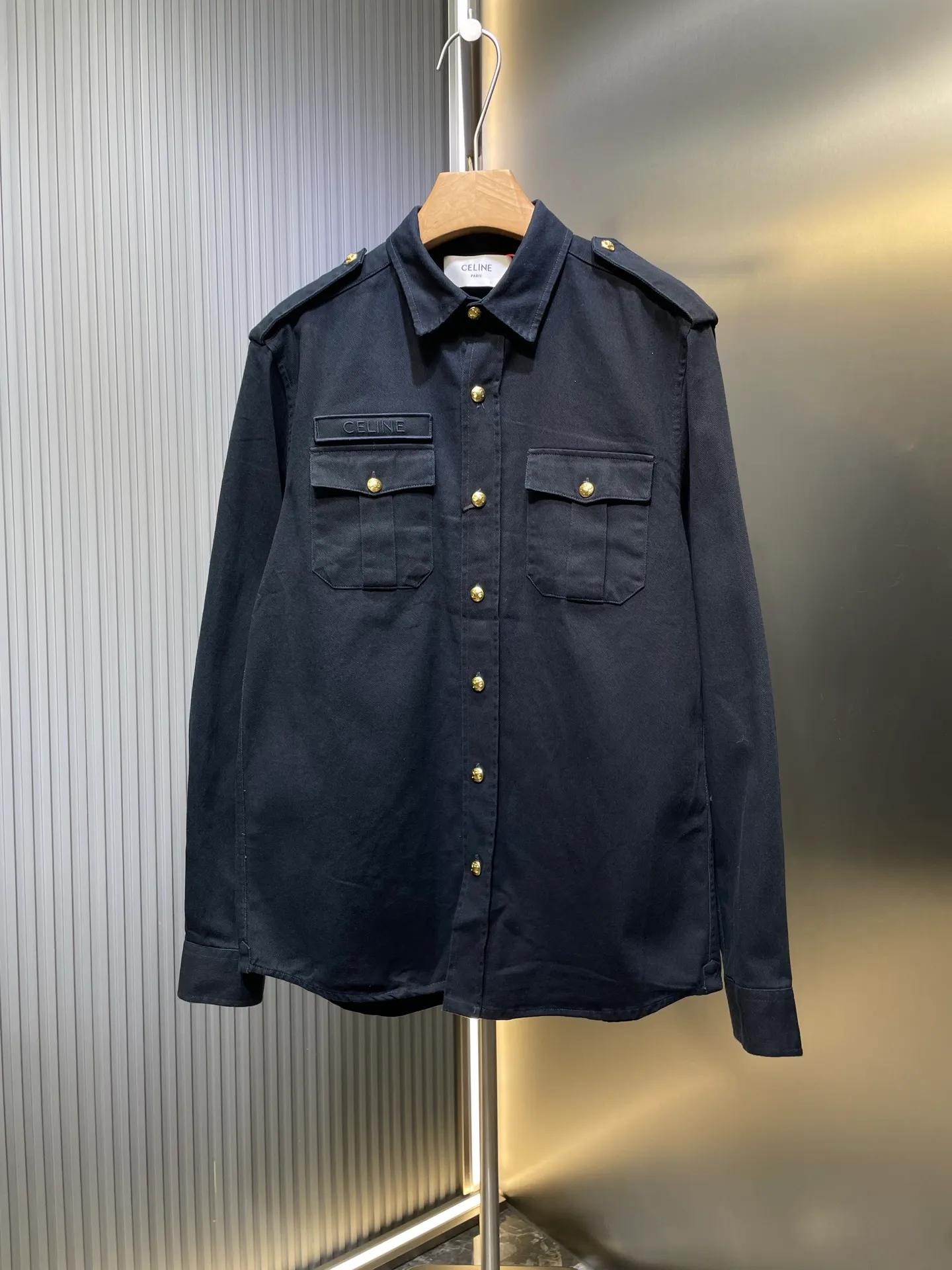 🅿️600 Celine 🌟[Top original order] Gilt shirt jacket, customized satin elegant fabric, full texture, natural luster, comfortable and close to the skin, deep blue, quiet and elegant, decorated with gold buttons, low-key luxury interpretation, the eye-catching Celine logo Velcro on the chest has become a distinct imprint of the brand identity. Every detail exudes unobtrusive nobility, golden embellishment, the soul of luxury Process 1: Use an imported machine to embroider the seal to fit the hemming process. Use advanced computer control systems and precision mechanical components to realize the Celine embroidery operation. Then manually apply Velcro to fully contact and bond the Velcro with the armband. Finally, use an imported machine to sew the hemming fabric along the embroidery seal (it is time-consuming, laborious and expensive, please see the real seal for details). Process 2: Template machine bag opening. The preset template guides the position, shape and size of the bag opening. Accuracy ensures the quality of the bag opening effect. Process 3: The fabrics have been fermented and washed. The hand feel and texture are better. Not easy to deform, not easy to shrink, not easy to fade, and maintain long-term beauty. Accessories: Customized 1:1 Celine embroidered label. Customized 1:1 Celine gilt hand-stitched button. Customized 1:1 Celine trademark. Version: Loose version. Size: 39 40 41 42