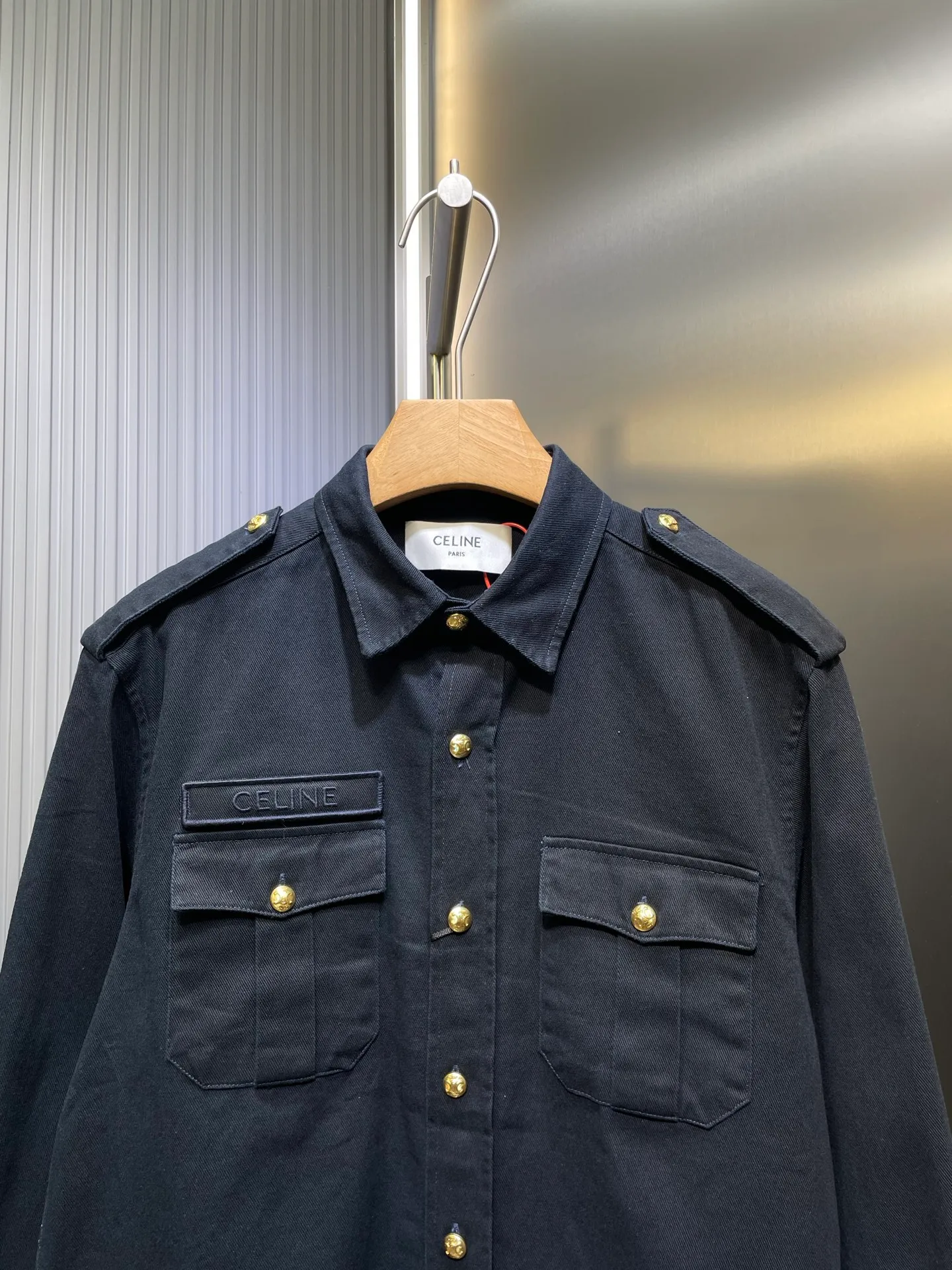 🅿️600 Celine 🌟[Top original order] Gilt shirt jacket, customized satin elegant fabric, full texture, natural luster, comfortable and close to the skin, deep blue, quiet and elegant, decorated with gold buttons, low-key luxury interpretation, the eye-catching Celine logo Velcro on the chest has become a distinct imprint of the brand identity. Every detail exudes unobtrusive nobility, golden embellishment, the soul of luxury Process 1: Use an imported machine to embroider the seal to fit the hemming process. Use advanced computer control systems and precision mechanical components to realize the Celine embroidery operation. Then manually apply Velcro to fully contact and bond the Velcro with the armband. Finally, use an imported machine to sew the hemming fabric along the embroidery seal (it is time-consuming, laborious and expensive, please see the real seal for details). Process 2: Template machine bag opening. The preset template guides the position, shape and size of the bag opening. Accuracy ensures the quality of the bag opening effect. Process 3: The fabrics have been fermented and washed. The hand feel and texture are better. Not easy to deform, not easy to shrink, not easy to fade, and maintain long-term beauty. Accessories: Customized 1:1 Celine embroidered label. Customized 1:1 Celine gilt hand-stitched button. Customized 1:1 Celine trademark. Version: Loose version. Size: 39 40 41 42