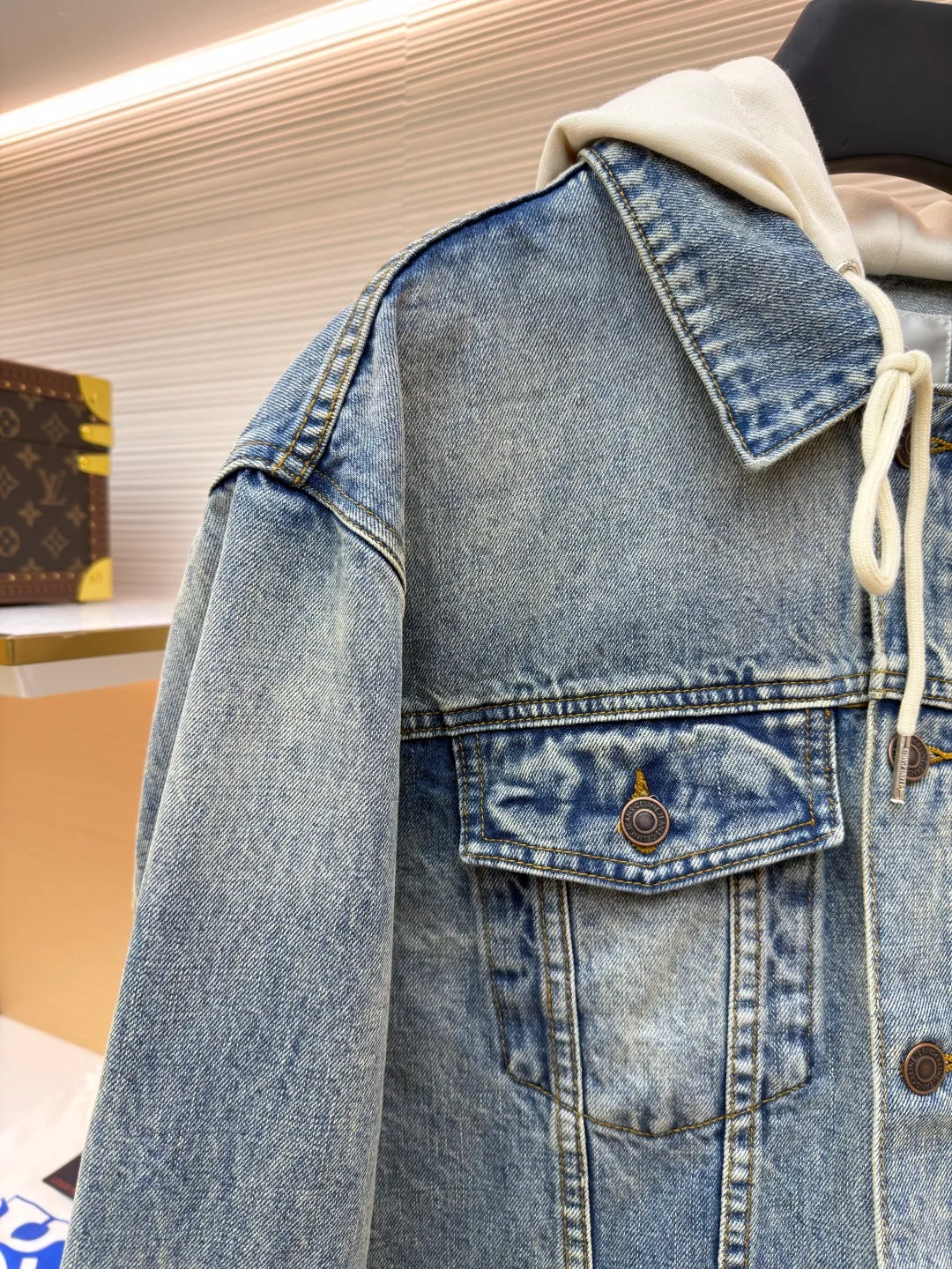 Celine hooded denim jacket ●Original version: Purchased and developed for 14500 ●Item number: 1682202-B40 ●Material: denim fabric ●Technology: Made with pure handmade high-elastic offset printing technology ●Color: blue and white ●Type: fitted version ●Weight: about 1195 grams ●Size: S-M-L-XL ●Description: Customized high-density cotton twill denim fabric, full of texture, comfortable and close to the skin, with classic light blue denim background Innate freedom and spontaneity. The front panel is simple and neat in the clean fit style. The Celine mark is on the hood. It is not noisy but has its own sound. The original charm of the denim jacket is outlined with clean and neat lines. It has the charm of simplicity and the charm of versatility. The whole piece of clothing is washed with medium filtration and uses a special solution to remove stains and slight fading. Then it is washed with snowflakes. The color is faded through strong washing methods to make the color more uniform. The workmanship is complex and pure manual high-elastic offset printing technology. Every coloring and every pressing has been repeatedly pulled. It still maintains the original shape and color during washing and other processes. It can better reflect the craftsman's exquisite skills and control of details. The whole piece of clothing is stitched using an embedded clamp machine. The embedded clamp machine can control the distance between the double needles by changing the needle position. Achieve seamless splicing, smooth and tidy. The overall wiring is straight and delicate, the fabric is comfortable and soft, and the color is consistent without color difference. It can be matched with the same style to create a fashionable look and control various occasions. Customized accessories, complete with three standards, same style for men and women!
