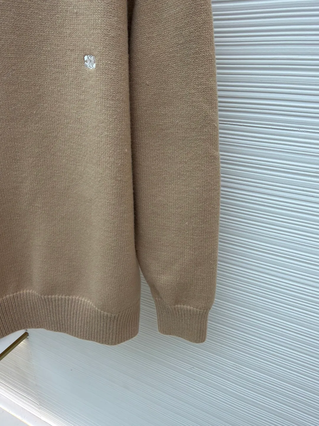 Celine Arc de Triomphe embroidered logo sweater ●Original version: Purchased and developed for 9900 ●Item number: 1681302-A45 ●Fabric: wool blended fabric ●Technology: 3D embroidery production ●Color: Khaki ●Version: Fitted version ●Weight: about 650 grams ●Size: S-M-L-XL ●Description: Made of 35% wool, 15% cashmere, 50% cotton yarn. This fabric is soft and has a three-dimensional shape that won't change shape after being worn for a long time. The embroidery uses 3D three-dimensional embroidery, and the chest is embellished with the Arc de Triomphe embroidered logo. This style is machine-knitted with 7 needles, and the high-density thick stitching ensures warmth. Later process: washing and color fixation - fixed version - wool impurities. The overall wiring is straight and delicate, the fabric is comfortable and soft, and the color is consistent without color difference. It can be matched with the same style to create a fashionable look and control various occasions. Customized accessories, complete with three standards, same style for men and women!