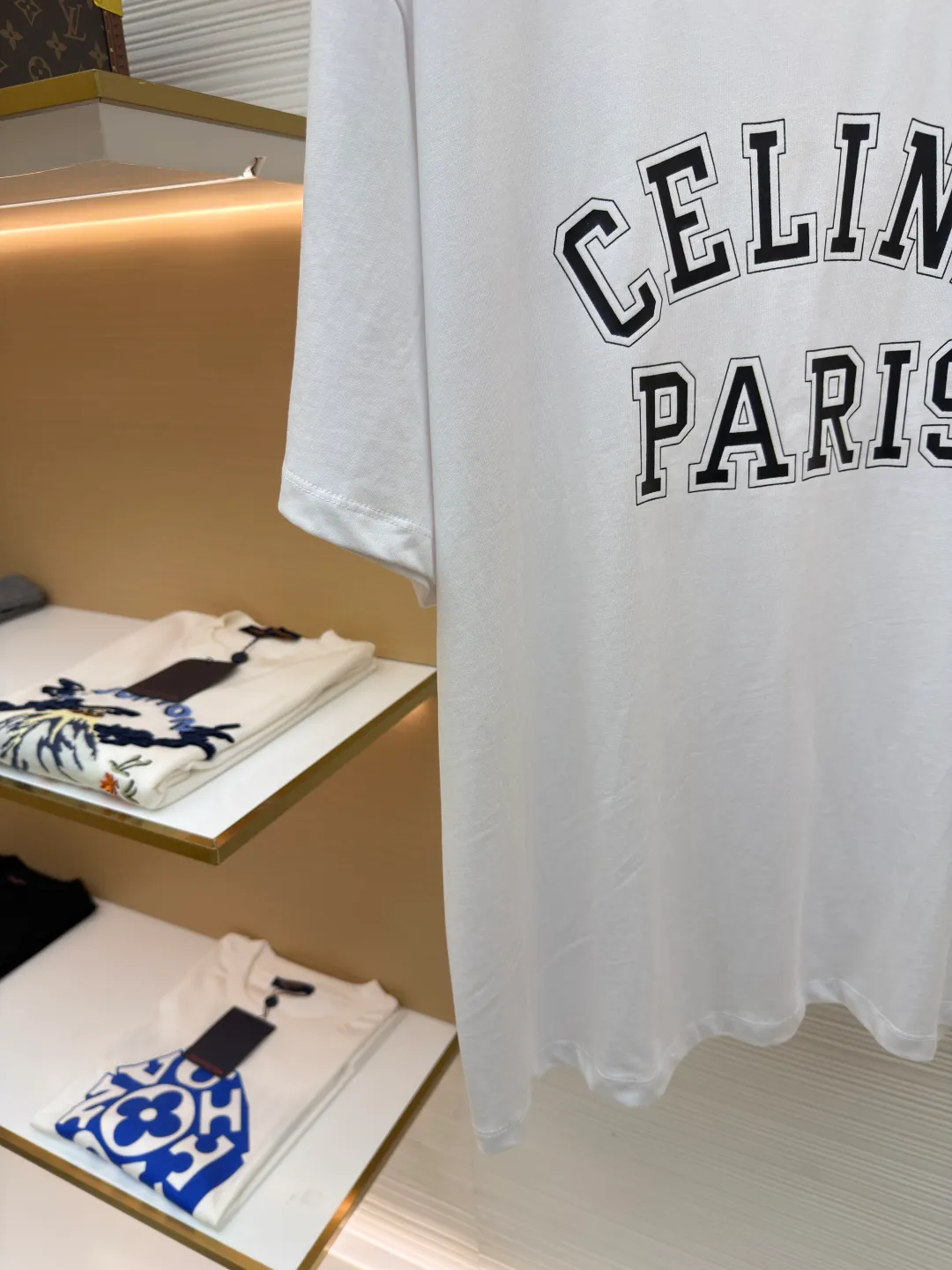 Celine Paris printed short sleeves ●Original version: Purchased and developed for 5100 ●Item No.: 1682351-X90 ●Fabric: Liquid Nitrogen Yayun plain weave fabric ●Technology: Glue printing production ●Color: White ●Version: Fitted version ●Weight: about 270 grams ●Size: S-M-L-XL ●Description: Customized Liquid Nitrogen Yayun plain weave fabric, soft to the touch, comfortable and close to the skin, based on Klein blue, dynamic and energetic, fresh and elegant The iconic CELINE PARIS print is embellished on the chest, making it highly recognizable and showing a luxurious texture in a low-key manner. It uses minimalism to define timeless fashion. Glue printing is used. The chest printing is modified by the film screen three times. The glue liquid paint is used to print the pattern on the fabric. The fabric is baked to fix the printed pattern. The fabrics have been washed to give them a better feel and texture. They are not easy to deform, shrink or fade, and maintain their long-lasting beauty. The overall wiring is straight and delicate, the fabric is comfortable and soft, and the color is consistent without color difference. It can be matched with the same style to create a fashionable look and control various occasions. Customized accessories, complete with three standards, same style for men and women!