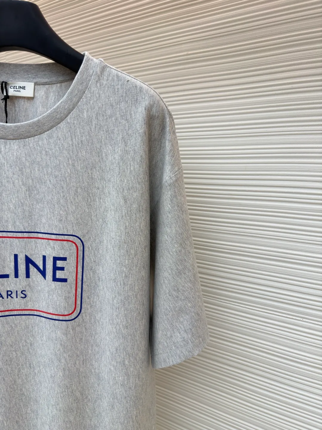 Celine blue frame printed round neck short sleeves ●Original version: Purchased and developed at 5100 ●Item number: 1681995-A00 ●Fabric: plain knitted fabric ●Technology: Glue printing production ●Color: gray ●Version: Fitted version ●Weight: about 225 grams ●Size: XS-S-M-L ●Description: The main body is made of 24S special woven compact cotton to make jersey fabric, weight 180g. High-count combed cotton yarn eliminates most of the short hairiness through compact spinning process, making the yarn smoother and stronger. The woven fabric structure is extremely dense, flat and soft, with excellent anti-pilling ability and durability, while retaining the natural advantages of pure cotton, which is breathable and skin-friendly. The neckline is made of 32S 1x1 rib with a weight of 300g. The finer yarn count creates a more delicate and tight thread, which provides better elasticity and deformation resistance than ordinary ribs, ensuring that the neckline can still remain stiff after being put on and taken off many times. Silicone oil slurry printing is a printing process that is prepared by mixing silicone oil and special slurry. Its characteristic is that it can form a unique matte and slightly astringent coating texture on the fabric. The printing area presents a soft matte effect, with moderate color saturation and a slight texture, which is in sharp contrast to common glossy offset printing. In terms of hand feel, the printing area feels smooth with a slight powdery resistance, similar to fine suede or chalk gray texture, without obvious filmy or hardening phenomena. Due to the addition of silicone oil, the pattern area has excellent flexibility and crack resistance while maintaining three-dimensionality. It is not easy to crack after repeated rubbing, and its breathability is better than traditional thick paste printing, achieving a balance between decoration and wearing comfort. The overall wiring is straight and delicate, the fabric is comfortable and soft, and the color is consistent without color difference. It can be matched with the same style to create a fashionable look and control various occasions. Customized accessories, complete with three standards, same style for men and women!