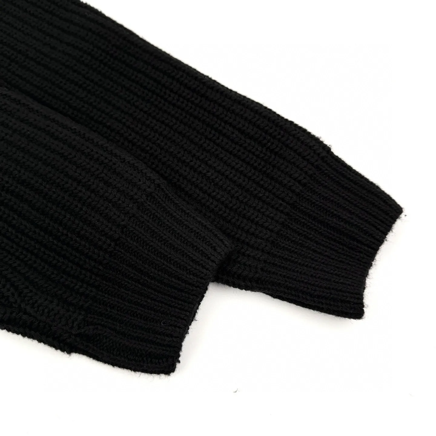 🅿️510 [Exclusive supply] Celine Arc de Triomphe zipper sweater jacket. The original purchase was RMB 12,500. The fabric is made of custom-woven soft blended wool worsted material. It has excellent texture and is comfortable and close to the skin. It is based on a deep black screen. The ultimate fusion of depth and elegance. The iconic Celine Arc de Triomphe logo embellishes the front. Simple and smooth zipper lines. Reconciliation of sophistication and dynamics. There is a sense of relaxation and taste in the silent place. With its unparalleled versatility, it has become an enduring classic in the fashion industry. It adopts imported machine embroidery technology and uses advanced computer control systems and precision mechanical components to achieve Arc de Triomphe embroidery operations with high precision and smooth and delicate lines. The garments are washed with soft and deodorizing technology. Professional washing equipment and specific detergents are used to deeply clean and deodorize the clothes to improve the feel and appearance of the clothes. Size:S-M-L-XL