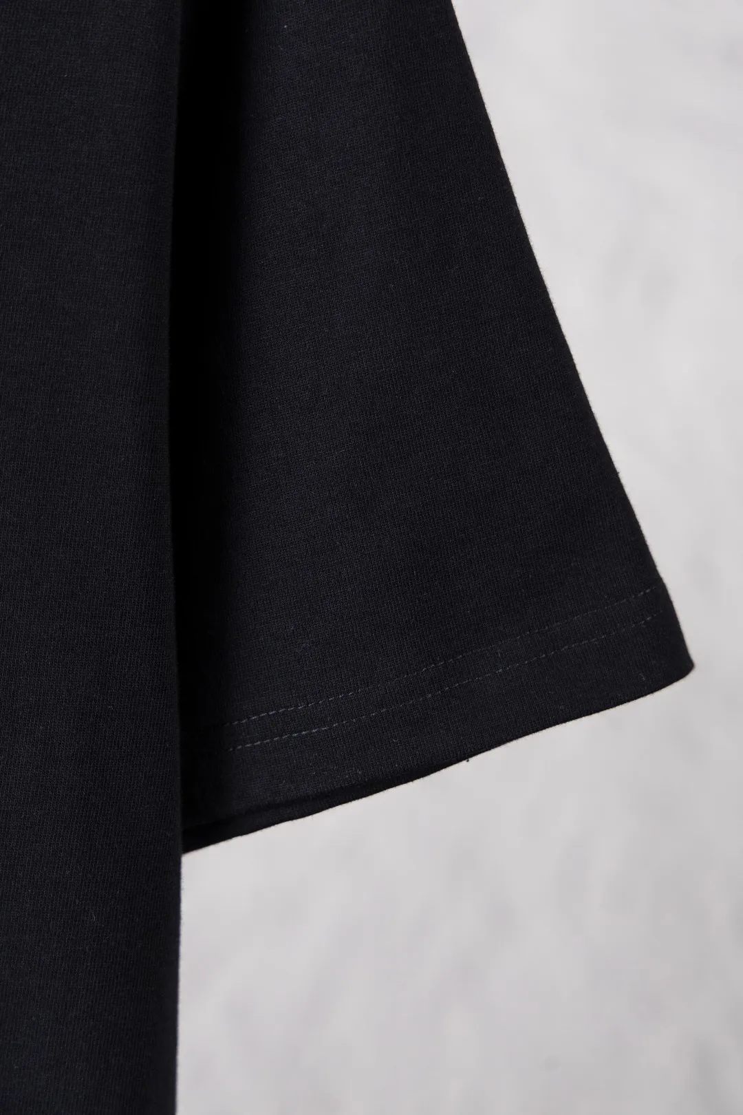 🅿️300 Celine Exclusively for the new trendy men’s fashionable round neck short-sleeved shorts suit, trendy and fashionable casual short-sleeved suit! It has high breathability and comfort, impeccable details, and brand element design concept, reflecting high quality. It presents a casual cut and the upper body shape is great! Material: 260g double yarn pure cotton short sleeves + 360g pure cotton terry shorts Size: S-XXL 🔥 (please state your height and weight when placing an order)