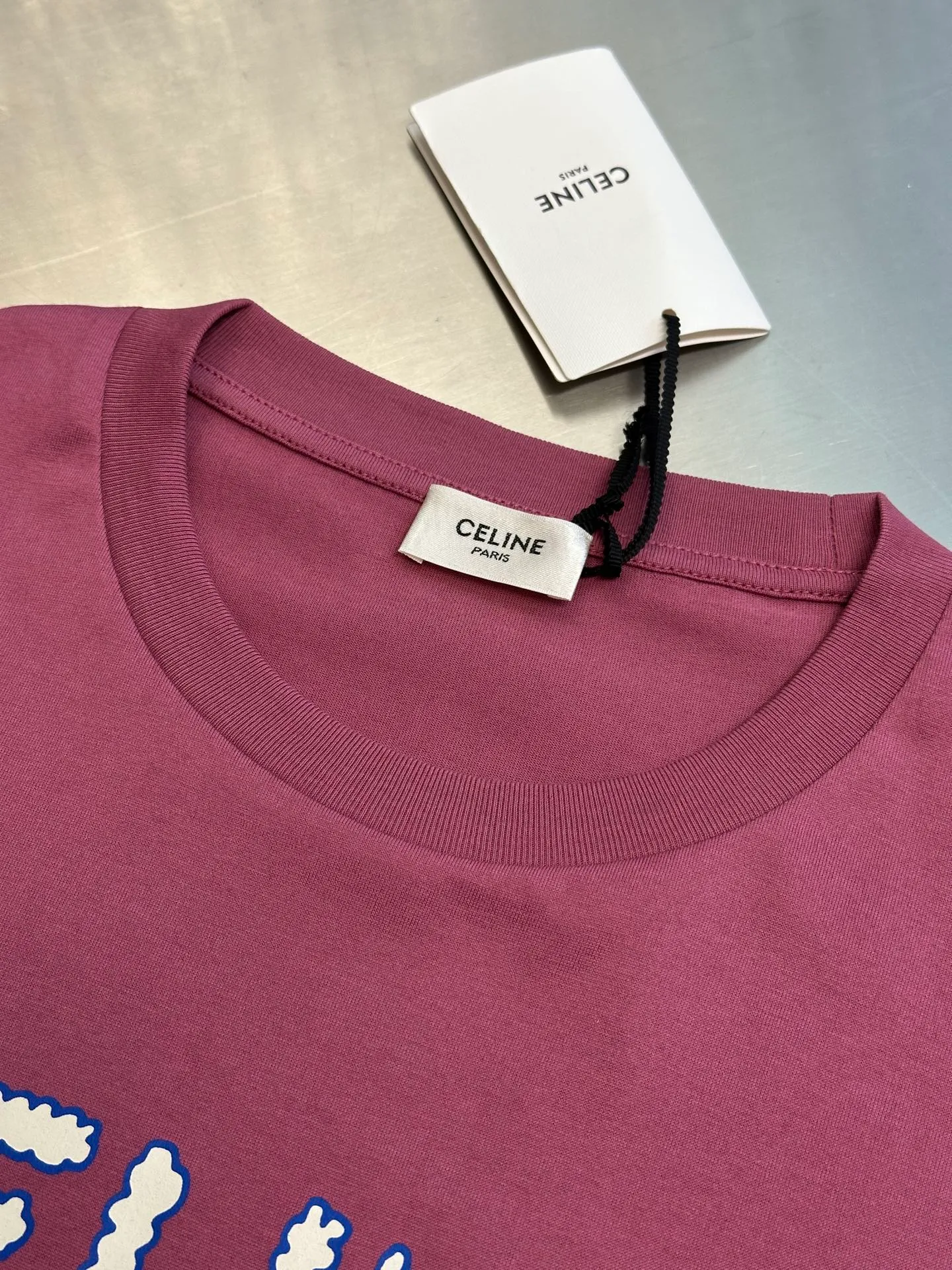 🅿️260 Celine childlike painting printed round neck short sleeves. Specific mercerized long-staple cotton fabric, made of 50S double-strand mercerized cotton, weight 165g; with 32S 1×1 tensioner thread, 300g. The finer the yarn and the higher the count, the softer, smoother and finer the resulting fabric is usually. Two yarns are used and twisted together. Doing so can enhance the strength and durability of the fabric and give it a fuller feel. Cotton fibers are treated with concentrated caustic soda solution to smooth the fiber surface and increase the gloss and softness of the fabric.  Childlike graffiti painting printing, according to the original color and the same color glue material, choose high-elastic stretch frame glue printing. It increases the elasticity of the printed area, and at the same time has strong penetration and color fastness, especially on cotton fabrics. The details of the printing are very well handled, with no burrs or traces of crossing the border. After technical processing of the printing screen, the slurry can penetrate into the fabric where there is a pattern. The permeability is strong and the fabric texture is clearly visible.  Dot paste printing technology is partially used. The distribution of dots is very dense, so the printed pattern has extremely high clarity and resolution. High-density dot paste printing technology is used to print various complex patterns and textures on clothing. Due to the special properties of the paste, the printed patterns have a certain degree of attraction, unique visual effects, and delicate touch.  Simple vertical round neck and short-sleeved version, the pattern is developed to create an extremely straight fit. The knitted material has certain stretchability, and the upper body will not be too tight. Round neck with ribbed splicing of the same color. The inner back collar is taped to effectively prevent the neckline from deforming after repeated wear and washing. The shoulder line is fitted, and the bottom hem and cuffs are trimmed with specially machined open-stitching.  size：xs s m l