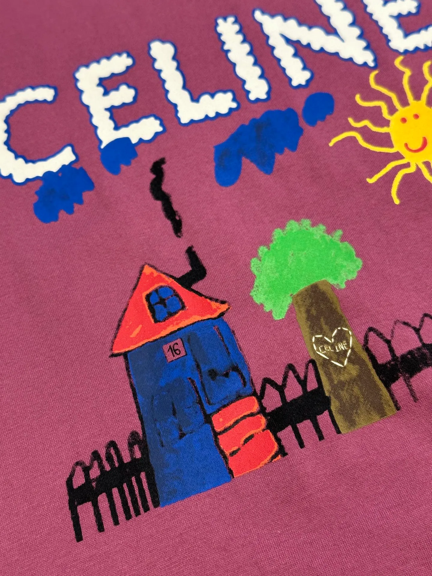 🅿️260 Celine childlike painting printed round neck short sleeves. Specific mercerized long-staple cotton fabric, made of 50S double-strand mercerized cotton, weight 165g; with 32S 1×1 tensioner thread, 300g. The finer the yarn and the higher the count, the softer, smoother and finer the resulting fabric is usually. Two yarns are used and twisted together. Doing so can enhance the strength and durability of the fabric and give it a fuller feel. Cotton fibers are treated with concentrated caustic soda solution to smooth the fiber surface and increase the gloss and softness of the fabric.  Childlike graffiti painting printing, according to the original color and the same color glue material, choose high-elastic stretch frame glue printing. It increases the elasticity of the printed area, and at the same time has strong penetration and color fastness, especially on cotton fabrics. The details of the printing are very well handled, with no burrs or traces of crossing the border. After technical processing of the printing screen, the slurry can penetrate into the fabric where there is a pattern. The permeability is strong and the fabric texture is clearly visible.  Dot paste printing technology is partially used. The distribution of dots is very dense, so the printed pattern has extremely high clarity and resolution. High-density dot paste printing technology is used to print various complex patterns and textures on clothing. Due to the special properties of the paste, the printed patterns have a certain degree of attraction, unique visual effects, and delicate touch.  Simple vertical round neck and short-sleeved version, the pattern is developed to create an extremely straight fit. The knitted material has certain stretchability, and the upper body will not be too tight. Round neck with ribbed splicing of the same color. The inner back collar is taped to effectively prevent the neckline from deforming after repeated wear and washing. The shoulder line is fitted, and the bottom hem and cuffs are trimmed with specially machined open-stitching.  size：xs s m l