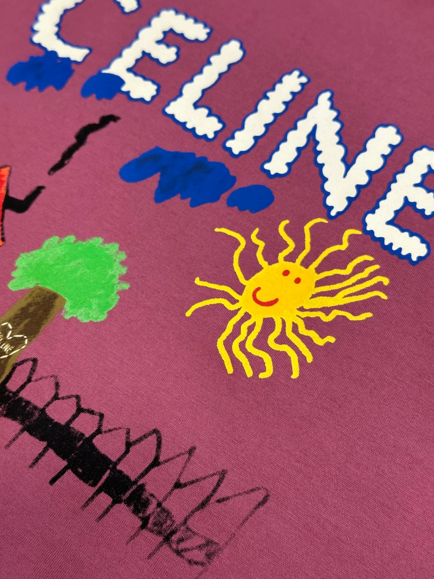 🅿️260 Celine childlike painting printed round neck short sleeves. Specific mercerized long-staple cotton fabric, made of 50S double-strand mercerized cotton, weight 165g; with 32S 1×1 tensioner thread, 300g. The finer the yarn and the higher the count, the softer, smoother and finer the resulting fabric is usually. Two yarns are used and twisted together. Doing so can enhance the strength and durability of the fabric and give it a fuller feel. Cotton fibers are treated with concentrated caustic soda solution to smooth the fiber surface and increase the gloss and softness of the fabric.  Childlike graffiti painting printing, according to the original color and the same color glue material, choose high-elastic stretch frame glue printing. It increases the elasticity of the printed area, and at the same time has strong penetration and color fastness, especially on cotton fabrics. The details of the printing are very well handled, with no burrs or traces of crossing the border. After technical processing of the printing screen, the slurry can penetrate into the fabric where there is a pattern. The permeability is strong and the fabric texture is clearly visible.  Dot paste printing technology is partially used. The distribution of dots is very dense, so the printed pattern has extremely high clarity and resolution. High-density dot paste printing technology is used to print various complex patterns and textures on clothing. Due to the special properties of the paste, the printed patterns have a certain degree of attraction, unique visual effects, and delicate touch.  Simple vertical round neck and short-sleeved version, the pattern is developed to create an extremely straight fit. The knitted material has certain stretchability, and the upper body will not be too tight. Round neck with ribbed splicing of the same color. The inner back collar is taped to effectively prevent the neckline from deforming after repeated wear and washing. The shoulder line is fitted, and the bottom hem and cuffs are trimmed with specially machined open-stitching.  size：xs s m l