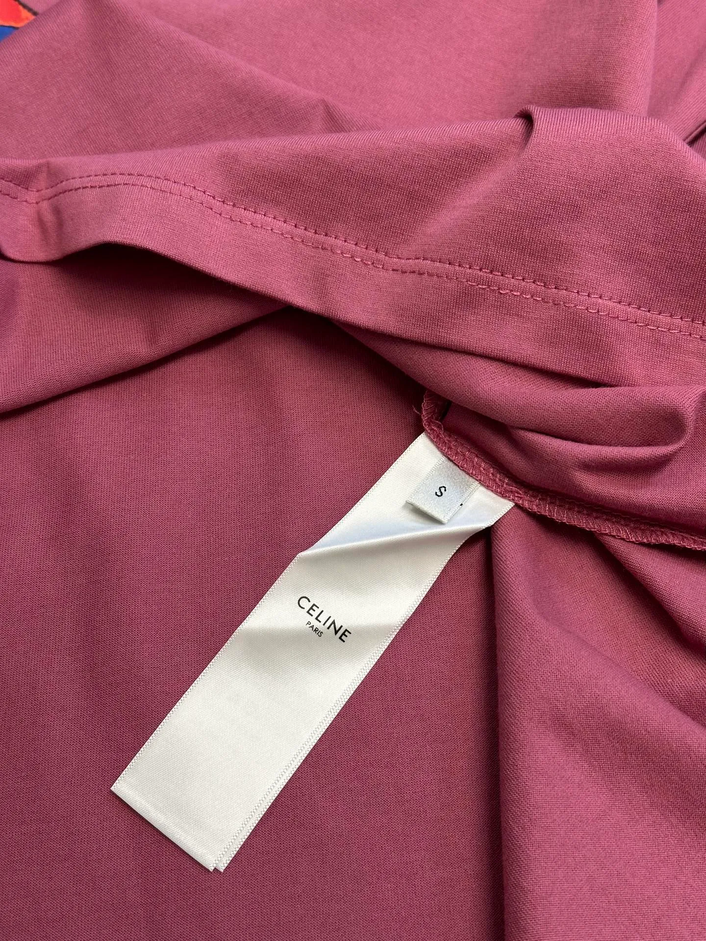 🅿️260 Celine childlike painting printed round neck short sleeves. Specific mercerized long-staple cotton fabric, made of 50S double-strand mercerized cotton, weight 165g; with 32S 1×1 tensioner thread, 300g. The finer the yarn and the higher the count, the softer, smoother and finer the resulting fabric is usually. Two yarns are used and twisted together. Doing so can enhance the strength and durability of the fabric and give it a fuller feel. Cotton fibers are treated with concentrated caustic soda solution to smooth the fiber surface and increase the gloss and softness of the fabric.  Childlike graffiti painting printing, according to the original color and the same color glue material, choose high-elastic stretch frame glue printing. It increases the elasticity of the printed area, and at the same time has strong penetration and color fastness, especially on cotton fabrics. The details of the printing are very well handled, with no burrs or traces of crossing the border. After technical processing of the printing screen, the slurry can penetrate into the fabric where there is a pattern. The permeability is strong and the fabric texture is clearly visible.  Dot paste printing technology is partially used. The distribution of dots is very dense, so the printed pattern has extremely high clarity and resolution. High-density dot paste printing technology is used to print various complex patterns and textures on clothing. Due to the special properties of the paste, the printed patterns have a certain degree of attraction, unique visual effects, and delicate touch.  Simple vertical round neck and short-sleeved version, the pattern is developed to create an extremely straight fit. The knitted material has certain stretchability, and the upper body will not be too tight. Round neck with ribbed splicing of the same color. The inner back collar is taped to effectively prevent the neckline from deforming after repeated wear and washing. The shoulder line is fitted, and the bottom hem and cuffs are trimmed with specially machined open-stitching.  size：xs s m l