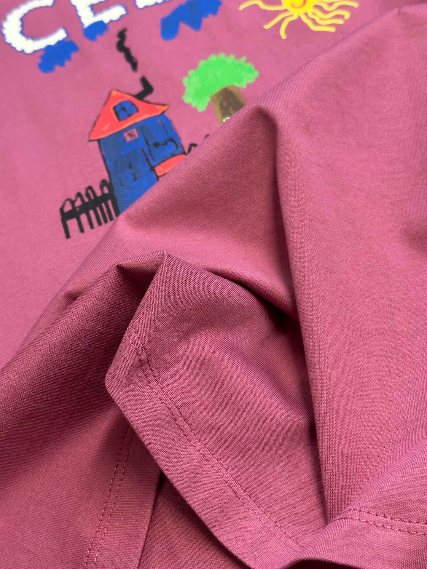 🅿️260 Celine childlike painting printed round neck short sleeves. Specific mercerized long-staple cotton fabric, made of 50S double-strand mercerized cotton, weight 165g; with 32S 1×1 tensioner thread, 300g. The finer the yarn and the higher the count, the softer, smoother and finer the resulting fabric is usually. Two yarns are used and twisted together. Doing so can enhance the strength and durability of the fabric and give it a fuller feel. Cotton fibers are treated with concentrated caustic soda solution to smooth the fiber surface and increase the gloss and softness of the fabric.  Childlike graffiti painting printing, according to the original color and the same color glue material, choose high-elastic stretch frame glue printing. It increases the elasticity of the printed area, and at the same time has strong penetration and color fastness, especially on cotton fabrics. The details of the printing are very well handled, with no burrs or traces of crossing the border. After technical processing of the printing screen, the slurry can penetrate into the fabric where there is a pattern. The permeability is strong and the fabric texture is clearly visible.  Dot paste printing technology is partially used. The distribution of dots is very dense, so the printed pattern has extremely high clarity and resolution. High-density dot paste printing technology is used to print various complex patterns and textures on clothing. Due to the special properties of the paste, the printed patterns have a certain degree of attraction, unique visual effects, and delicate touch.  Simple vertical round neck and short-sleeved version, the pattern is developed to create an extremely straight fit. The knitted material has certain stretchability, and the upper body will not be too tight. Round neck with ribbed splicing of the same color. The inner back collar is taped to effectively prevent the neckline from deforming after repeated wear and washing. The shoulder line is fitted, and the bottom hem and cuffs are trimmed with specially machined open-stitching.  size：xs s m l