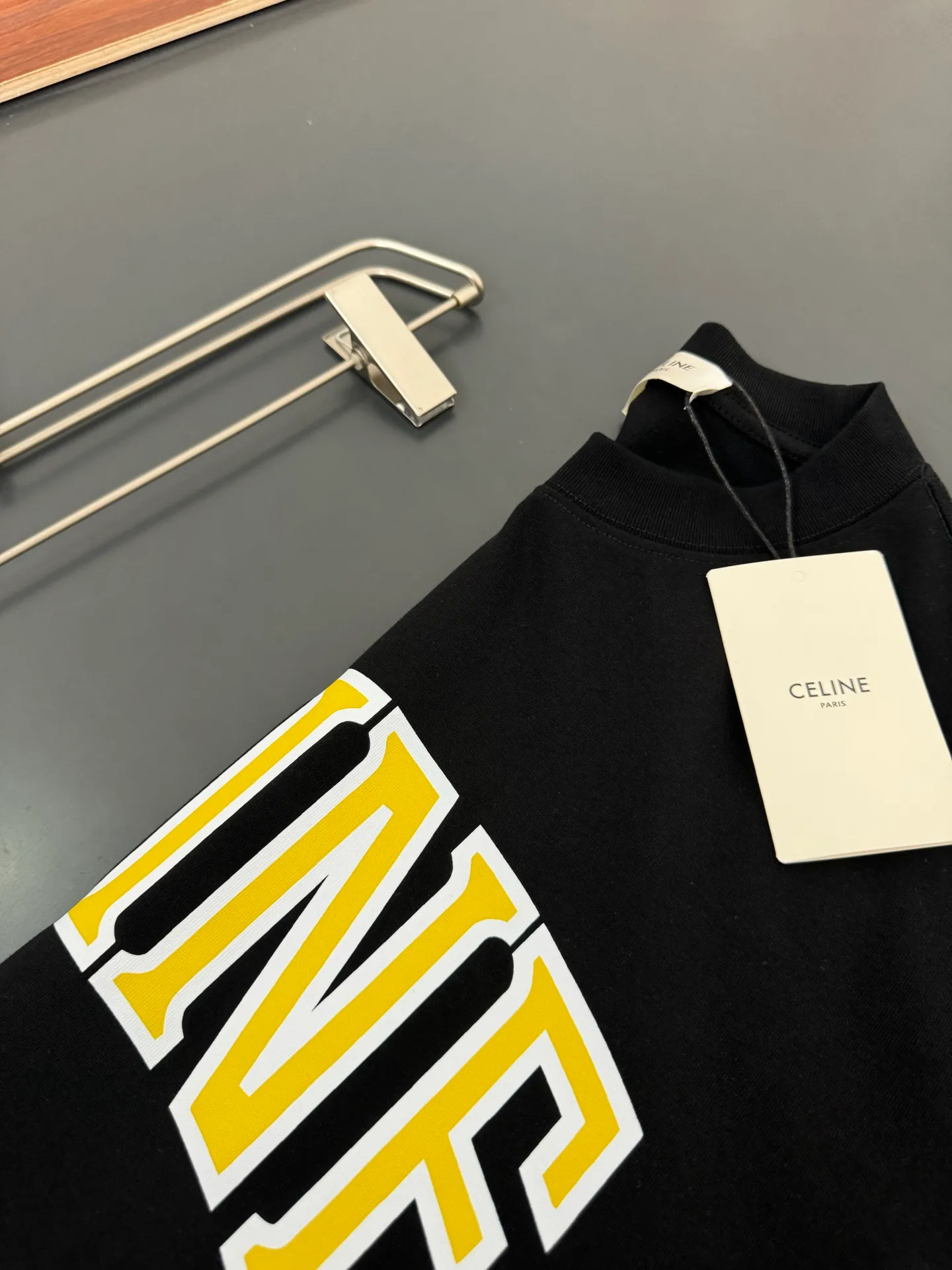🅿️200 CELINE* Celine* 320g heavyweight pure cotton T-shirt with loose fit and three-dimensional printed logo design. Spring and summer new round neck fashionable short-sleeved T-shirt. Comfortable against the skin, durable and easy to wear. Meticulous original craftsmanship, a must-have for casual and versatile colors: white black. Size: S M L XL XXL