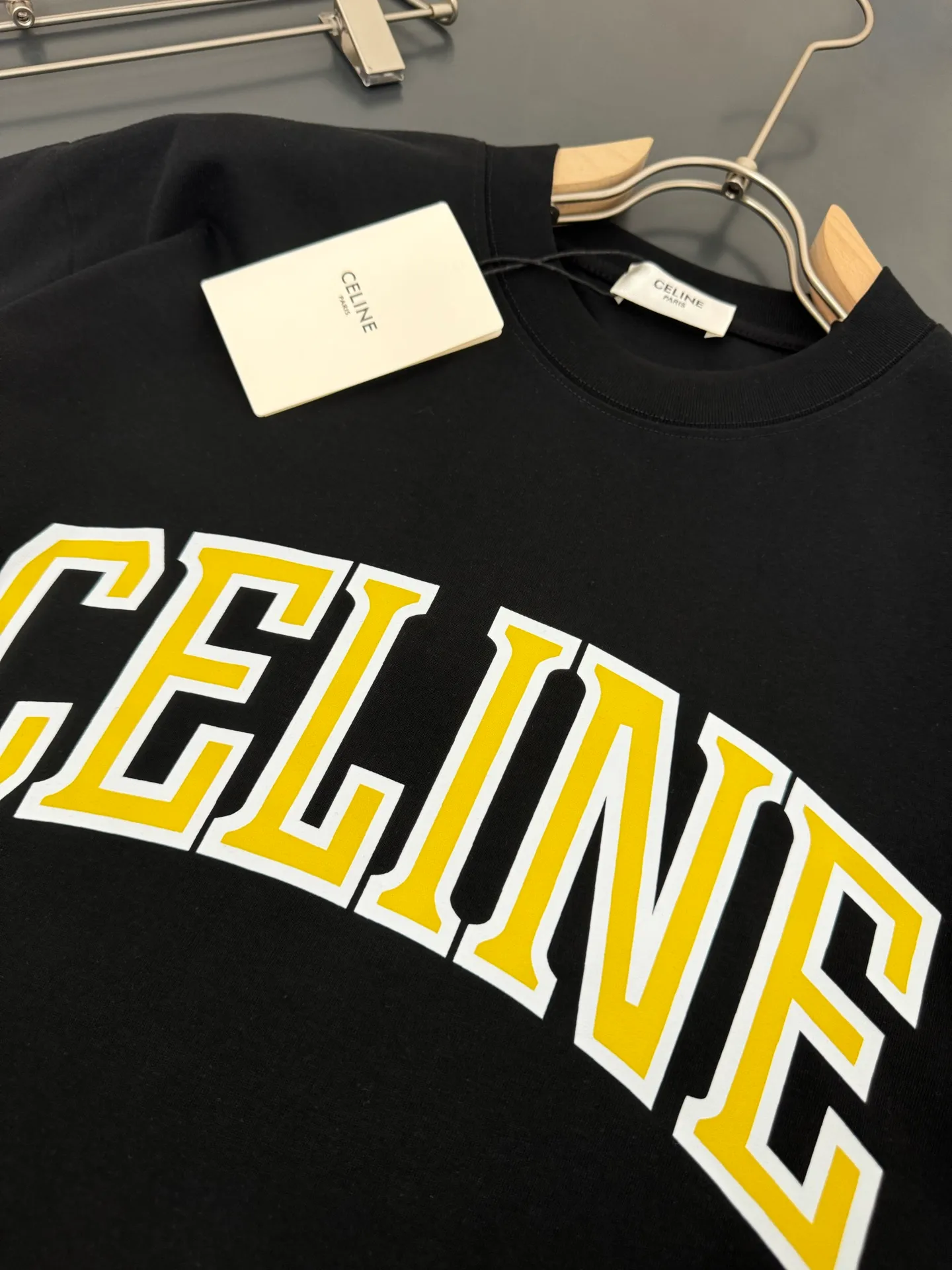 🅿️200 CELINE* Celine* 320g heavyweight pure cotton T-shirt with loose fit and three-dimensional printed logo design. Spring and summer new round neck fashionable short-sleeved T-shirt. Comfortable against the skin, durable and easy to wear. Meticulous original craftsmanship, a must-have for casual and versatile colors: white black. Size: S M L XL XXL