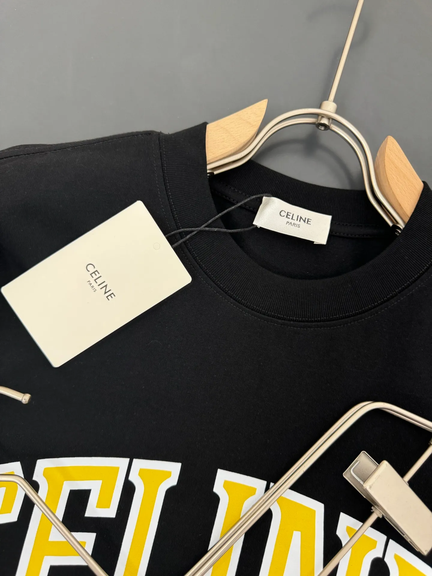 🅿️200 CELINE* Celine* 320g heavyweight pure cotton T-shirt with loose fit and three-dimensional printed logo design. Spring and summer new round neck fashionable short-sleeved T-shirt. Comfortable against the skin, durable and easy to wear. Meticulous original craftsmanship, a must-have for casual and versatile colors: white black. Size: S M L XL XXL