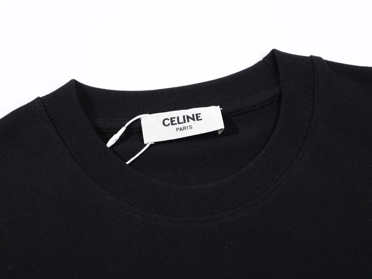 🅿️170 Celin* Celine embroidered double C letters‼ ️Short-sleeved T-shirt® *Customized 280g cotton fabric, the fabric is soft, skin-friendly and comfortable *Laminated letter logo on the front *A very simple and elegant one that is unparalleled in terms of upper body comfort, interpreting your luxury and taste, and creating your fashionable charm. ⚠️Washing method: It is recommended to dry clean or wrap the reverse side in a laundry bag and machine wash it quickly in cold water and let it dry naturally! ⚠️ Unisex style 𝐂𝐎𝐋𝐎𝐔𝐑: White Black 𝐒𝐈𝐙𝐄: S-XL
