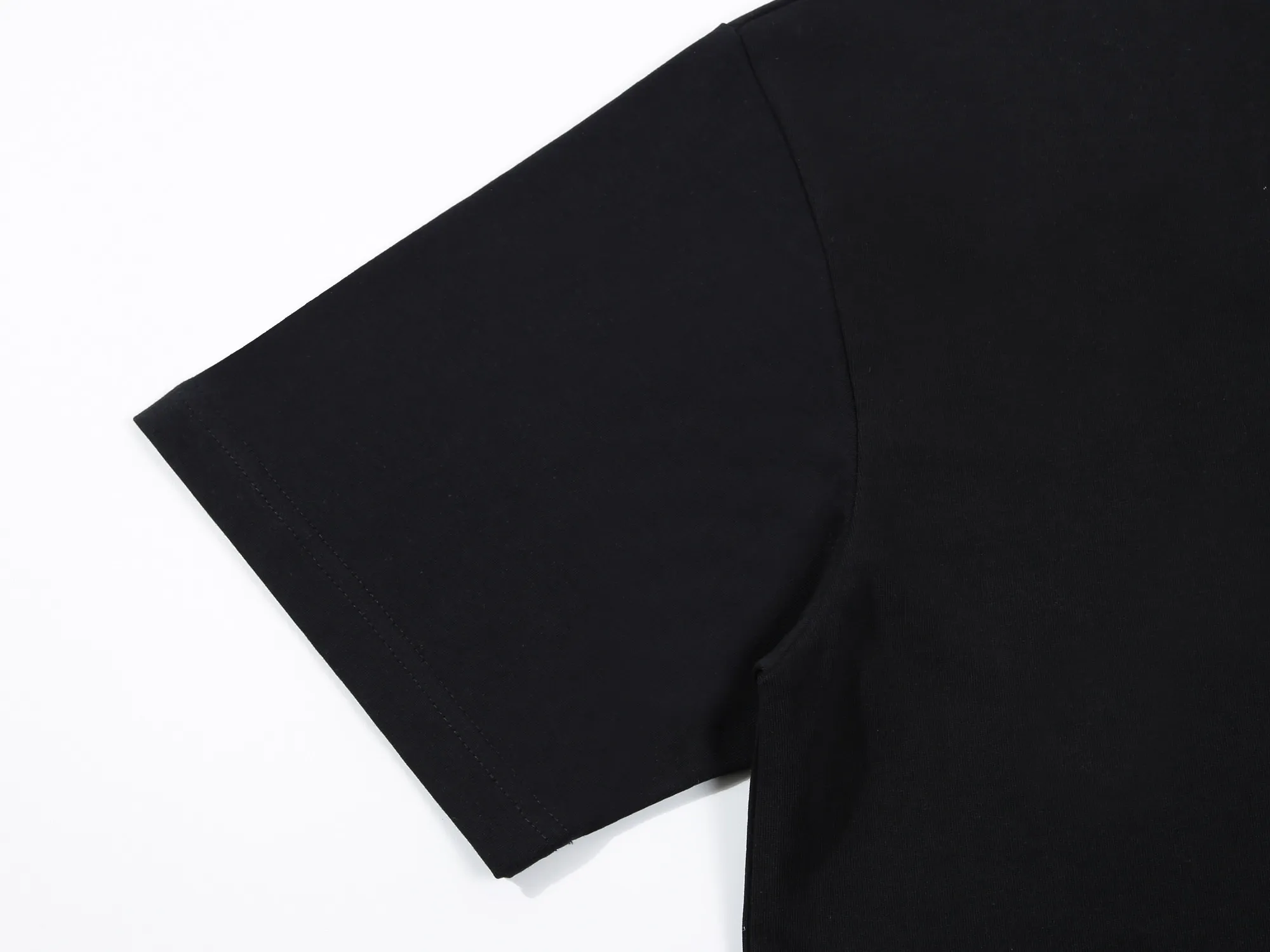 🅿️170 Celin* Celine embroidered double C letters‼ ️Short-sleeved T-shirt® *Customized 280g cotton fabric, the fabric is soft, skin-friendly and comfortable *Laminated letter logo on the front *A very simple and elegant one that is unparalleled in terms of upper body comfort, interpreting your luxury and taste, and creating your fashionable charm. ⚠️Washing method: It is recommended to dry clean or wrap the reverse side in a laundry bag and machine wash it quickly in cold water and let it dry naturally! ⚠️ Unisex style 𝐂𝐎𝐋𝐎𝐔𝐑: White Black 𝐒𝐈𝐙𝐄: S-XL