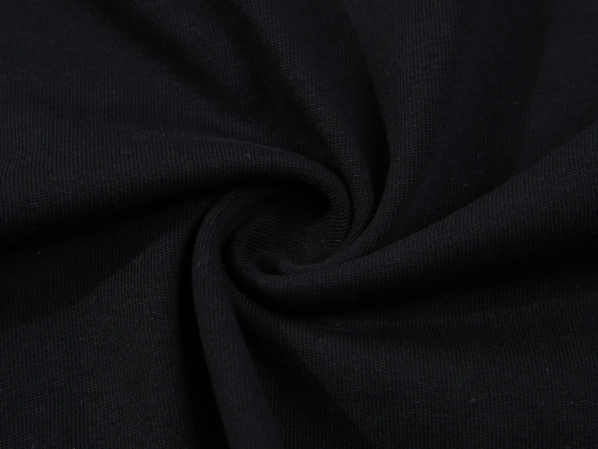 🅿️170 Celin* Celine embroidered double C letters‼ ️Short-sleeved T-shirt® *Customized 280g cotton fabric, the fabric is soft, skin-friendly and comfortable *Laminated letter logo on the front *A very simple and elegant one that is unparalleled in terms of upper body comfort, interpreting your luxury and taste, and creating your fashionable charm. ⚠️Washing method: It is recommended to dry clean or wrap the reverse side in a laundry bag and machine wash it quickly in cold water and let it dry naturally! ⚠️ Unisex style 𝐂𝐎𝐋𝐎𝐔𝐑: White Black 𝐒𝐈𝐙𝐄: S-XL