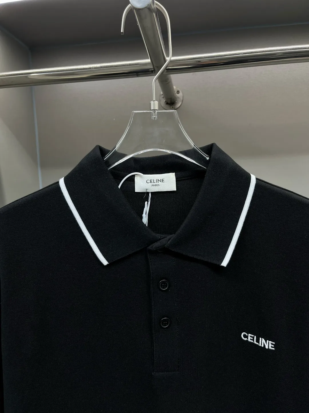 🅿️220 CELINE Celine new letter embroidered Polo shirt. Original fabric. Official same style. Made of 210 grams of pure cotton pique fabric, customized in the same vat dyeing fabric. It feels very comfortable and smooth. The version is quite wide and stylish. Produced by a first-line brand factory. Imported Behringer embroidery machine. The embroidery is full and textured. The ribs on the collar and mouth are woven with imported yarn. It will not deform after long-term wear. The latest style for spring and summer. Fashionable and individual. Super versatile and good-looking. It is very suitable for both men and women. It is a must-have item for everyone. Color: Black White Size: S-XXL