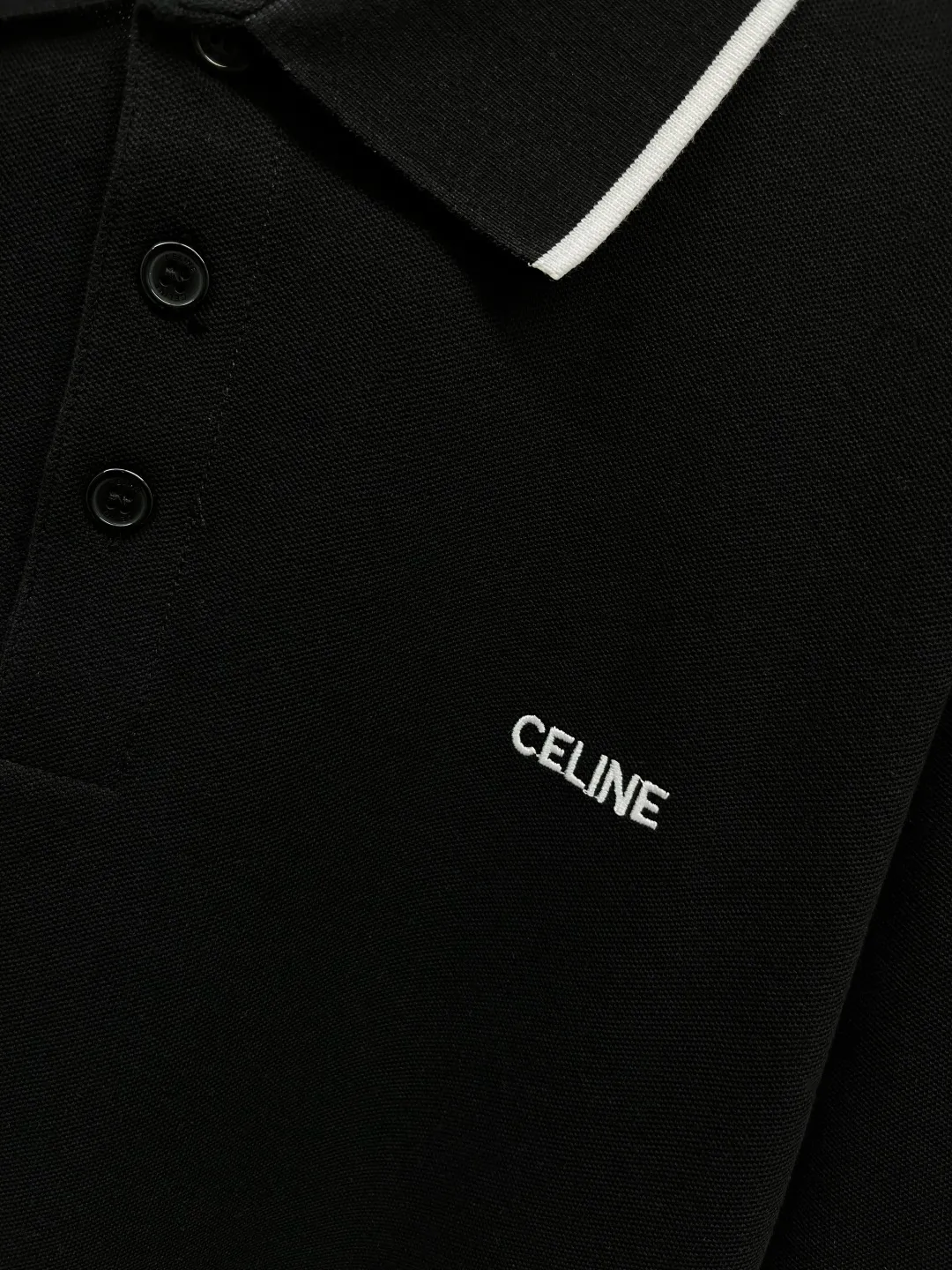 🅿️220 CELINE Celine new letter embroidered Polo shirt. Original fabric. Official same style. Made of 210 grams of pure cotton pique fabric, customized in the same vat dyeing fabric. It feels very comfortable and smooth. The version is quite wide and stylish. Produced by a first-line brand factory. Imported Behringer embroidery machine. The embroidery is full and textured. The ribs on the collar and mouth are woven with imported yarn. It will not deform after long-term wear. The latest style for spring and summer. Fashionable and individual. Super versatile and good-looking. It is very suitable for both men and women. It is a must-have item for everyone. Color: Black White Size: S-XXL