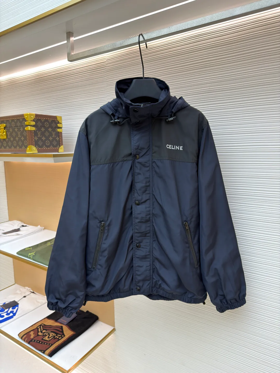 CELINE decorated embroidered windbreaker ●Original version: purchased and developed by 8529 ●Item number: 1680920-B50 ●Fabric: polyester fiber fabric ●Technology: embroidery production ●Version: fitted version ●Weight: about 645 grams ●Size: 46-48-50-52 ●Description: Oxford fabric made of 100% polyester fiber. The fiber properties have good toughness, and the lattice-like weave structure of Oxford cloth makes the fabric structure tight, very resistant to pulling and abrasion, and at the same time it has certain water-repellent properties. The density of polyester fiber itself is not high. While providing high strength, it maintains a relatively light weight and is easy to wear. By setting an extremely high stitch density on the computer embroidery machine, the fabric and backing are tightly fixed on the frame of the embroidery machine, with even and just the right tension. The double-axis linear guide drives the embroidery frame, and the frame moving accuracy can reach 0.01mm/P, ensuring precise positioning and the embroidery pattern completely covering the base fabric. The overall wiring is straight and delicate, the fabric is comfortable and soft, and the color is consistent without color difference. It can be matched with the same style to create a fashionable look and control various occasions. Customized accessories, complete with three standards, same style for men and women!