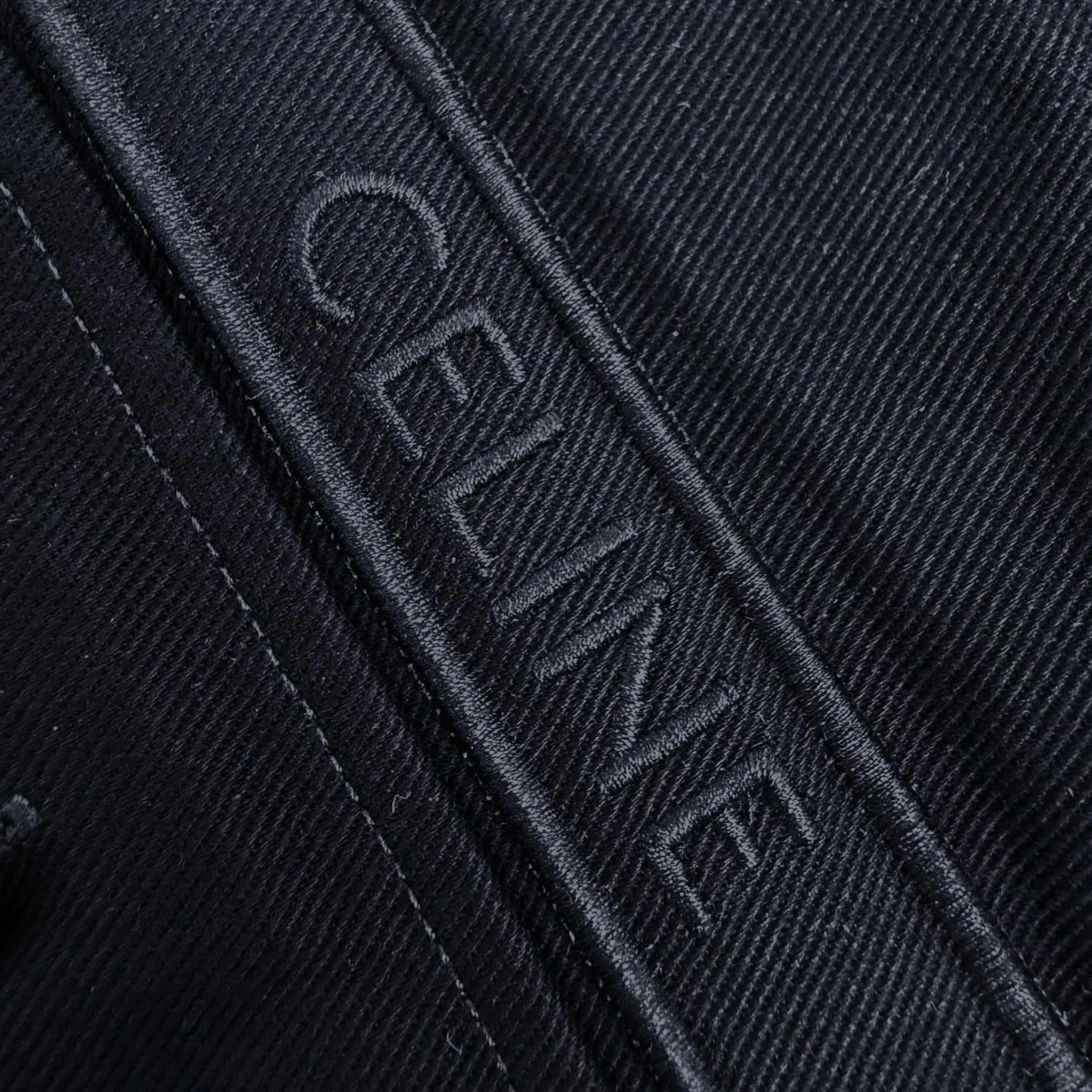 🅿️520 [Exclusive supply] Celine gilt military-style shirt jacket. The original purchase was 15,000 yuan. The fabric is made of custom-made satin and elegant fabric. It is full of texture, natural luster, comfortable and close to the skin. Deep blue, quiet and elegant. It is decorated with gold buttons for the ultimate interpretation of low-key luxury. The eye-catching Celine logo Velcro on the chest has become a distinct imprint of the brand's identity. Every detail exudes unobtrusive nobility. Golden embellishment, the soul of luxury, adopts the imported machine embroidery seal and hemming process, uses advanced computer control systems and precision mechanical components to realize Celine embroidery operations, and then manually attaches the Velcro, so that the Velcro and the armband are fully contacted and bonded. Finally, the imported machine is used to sew the hemming fabric along the embroidery seal (it is time-consuming, laborious and expensive, please see the real seal for details), and the template machine opens the bag. The preset template guides the position, shape and size of the bag opening. The accuracy ensures the quality of the bag opening effect. The fabrics have been fermented and washed, giving a better hand feel and texture. They are not easy to deform, shrink or fade, and maintain long-term beauty. Size:38-39-40-41
