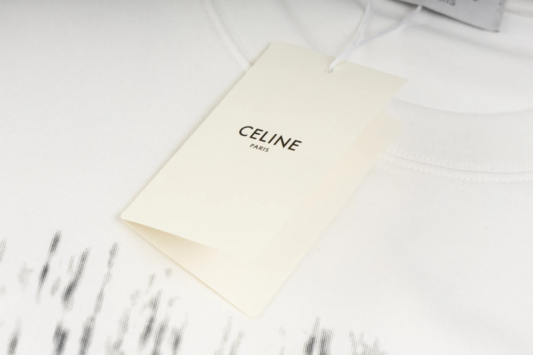 🅿️170 Style #Z5 Celine limited letter logo printed round neck short sleeves Same style as CELINE official website Fabric: 32-count double yarn 280g pure cotton fabric Weaving and dyeing threads of the same color in the same cylinder Process: imported machine white ink direct-jet printing process Supporting: complete three-label cardboard oil paper code sticker packaging High-temperature pre-shrinking process before production, no shrinkage and deformation Imported machine professional plate making os version can wear up to 200 pounds The size is measured manually. The error of 2-3cm is normal. Color: black white size: s m l xl