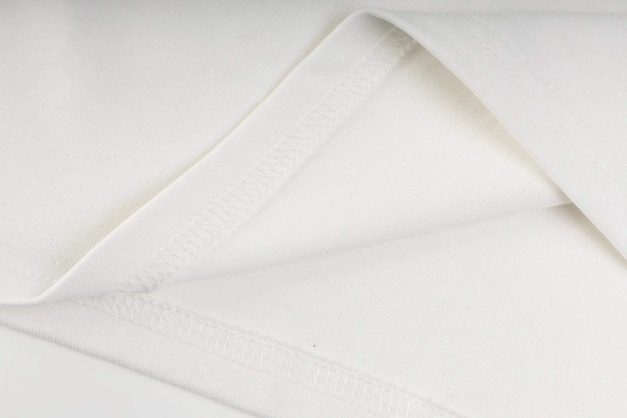🅿️170 Style #Z5 Celine limited letter logo printed round neck short sleeves Same style as CELINE official website Fabric: 32-count double yarn 280g pure cotton fabric Weaving and dyeing threads of the same color in the same cylinder Process: imported machine white ink direct-jet printing process Supporting: complete three-label cardboard oil paper code sticker packaging High-temperature pre-shrinking process before production, no shrinkage and deformation Imported machine professional plate making os version can wear up to 200 pounds The size is measured manually. The error of 2-3cm is normal. Color: black white size: s m l xl
