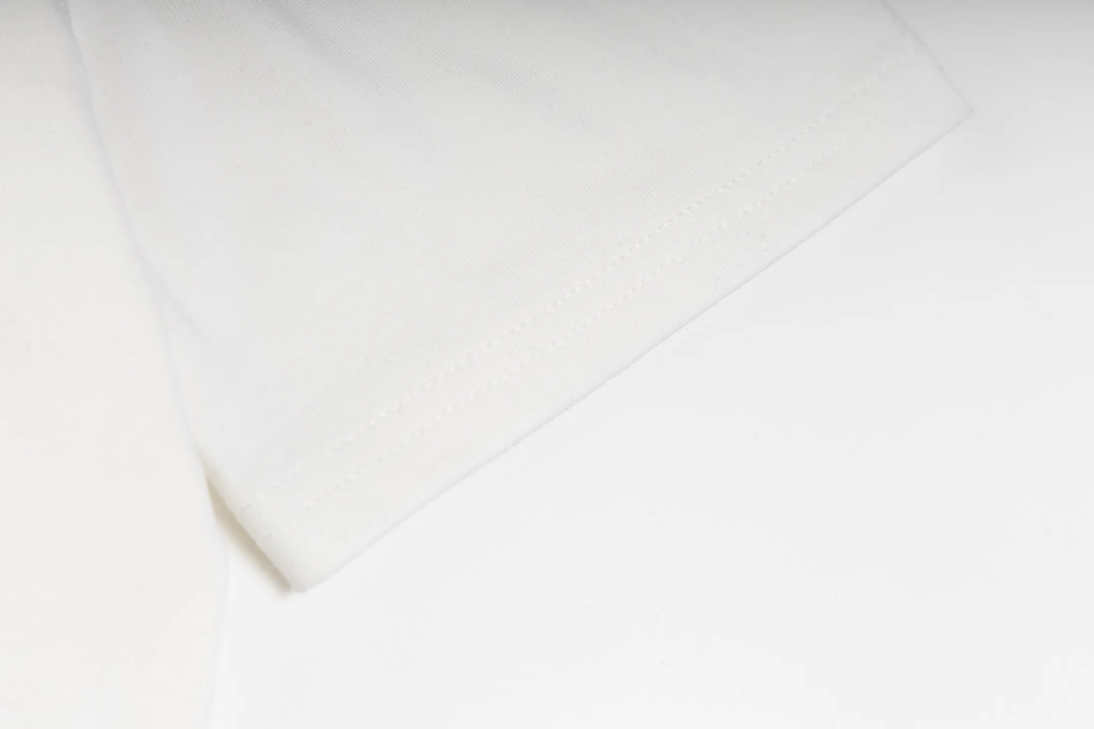 🅿️170 Style #Z5 Celine limited letter logo printed round neck short sleeves Same style as CELINE official website Fabric: 32-count double yarn 280g pure cotton fabric Weaving and dyeing threads of the same color in the same cylinder Process: imported machine white ink direct-jet printing process Supporting: complete three-label cardboard oil paper code sticker packaging High-temperature pre-shrinking process before production, no shrinkage and deformation Imported machine professional plate making os version can wear up to 200 pounds The size is measured manually. The error of 2-3cm is normal. Color: black white size: s m l xl