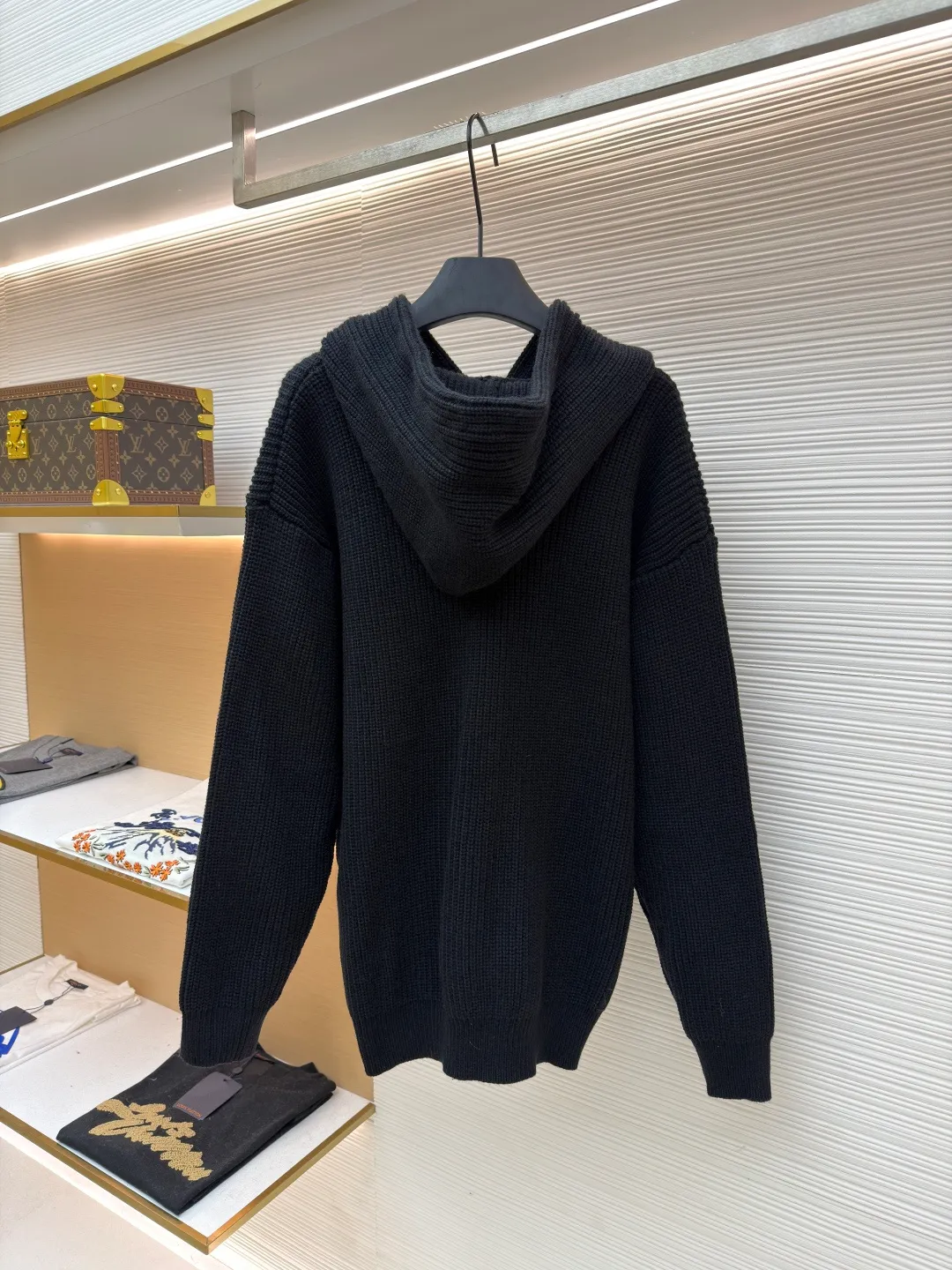 Celine embroidered logo knitted hoodie ●Original version: Purchased and developed by 8575 ●Item number: 1681689-b20 ●Fabric: wool blended fabric ●Technology: knitted production ●Color: black ●Version: fitted version ●Weight: about 920 grams ●Size: S-M-L-XL ●Description: Woven with 55 merino wool yarn and cotton yarn. The finished product woven from this fabric has a three-dimensional shape, a soft hand feel, and no binding on the upper body. The hat rope tail clip adopts electroplating engraving process to restore the brand logo. The zipper uses a metal plated bright silver puller with the brand logo engraved on it. The embroidery uses towel embroidery technology and uses cashmere yarn to restore the original 1:1 details. Garment washing removes surface impurities from wool - adding hand feel - fixing the fit. TRIOMPHE embroidered loose fit, hood with adjustable drawstring, metal hoop engraved with CELINE PARIS, 1 kangaroo pocket with ribbed trim. The overall wiring is straight and delicate, the fabric is comfortable and soft, and the color is consistent without color difference. It can be matched with the same style to create a fashionable look and control various occasions. Customized accessories, complete with three standards, same style for men and women! Celine embroidered logo knitted hoodie ●Original version: Purchased and developed by 8575 ●Item number: 1681689- ●Material: wool blended fabric ●Technology: knitted ●Color: black ●Type: fitted version ●Weight: about 920 grams ●Size: S-M-L-XL ●Description: Woven with 55 merino wool yarn and cotton yarn. The finished product woven from this fabric has a three-dimensional shape, a soft hand feel, and no binding on the upper body. The hat rope tail clip adopts electroplating engraving process to restore the brand logo. The zipper uses a metal plated bright silver puller with the brand logo engraved on it. The embroidery uses towel embroidery technology and uses cashmere yarn to restore the original 1:1 details. Garment washing removes surface impurities from wool - adding hand feel - fixing the fit. TRIOMPHE embroidered loose fit, hood with adjustable drawstring, metal hoop engraved with CELINE PARIS, 1 kangaroo pocket with ribbed trim. The overall wiring is straight and delicate, the fabric is comfortable and soft, and the color is consistent without color difference. It can be matched with the same style to create a fashionable look and control various occasions. Customized accessories, complete with three standards, same style for men and women!