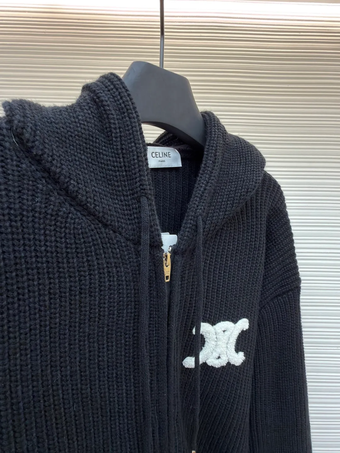 Celine embroidered logo knitted hoodie ●Original version: Purchased and developed by 8575 ●Item number: 1681689-b20 ●Fabric: wool blended fabric ●Technology: knitted production ●Color: black ●Version: fitted version ●Weight: about 920 grams ●Size: S-M-L-XL ●Description: Woven with 55 merino wool yarn and cotton yarn. The finished product woven from this fabric has a three-dimensional shape, a soft hand feel, and no binding on the upper body. The hat rope tail clip adopts electroplating engraving process to restore the brand logo. The zipper uses a metal plated bright silver puller with the brand logo engraved on it. The embroidery uses towel embroidery technology and uses cashmere yarn to restore the original 1:1 details. Garment washing removes surface impurities from wool - adding hand feel - fixing the fit. TRIOMPHE embroidered loose fit, hood with adjustable drawstring, metal hoop engraved with CELINE PARIS, 1 kangaroo pocket with ribbed trim. The overall wiring is straight and delicate, the fabric is comfortable and soft, and the color is consistent without color difference. It can be matched with the same style to create a fashionable look and control various occasions. Customized accessories, complete with three standards, same style for men and women! Celine embroidered logo knitted hoodie ●Original version: Purchased and developed by 8575 ●Item number: 1681689- ●Material: wool blended fabric ●Technology: knitted ●Color: black ●Type: fitted version ●Weight: about 920 grams ●Size: S-M-L-XL ●Description: Woven with 55 merino wool yarn and cotton yarn. The finished product woven from this fabric has a three-dimensional shape, a soft hand feel, and no binding on the upper body. The hat rope tail clip adopts electroplating engraving process to restore the brand logo. The zipper uses a metal plated bright silver puller with the brand logo engraved on it. The embroidery uses towel embroidery technology and uses cashmere yarn to restore the original 1:1 details. Garment washing removes surface impurities from wool - adding hand feel - fixing the fit. TRIOMPHE embroidered loose fit, hood with adjustable drawstring, metal hoop engraved with CELINE PARIS, 1 kangaroo pocket with ribbed trim. The overall wiring is straight and delicate, the fabric is comfortable and soft, and the color is consistent without color difference. It can be matched with the same style to create a fashionable look and control various occasions. Customized accessories, complete with three standards, same style for men and women!