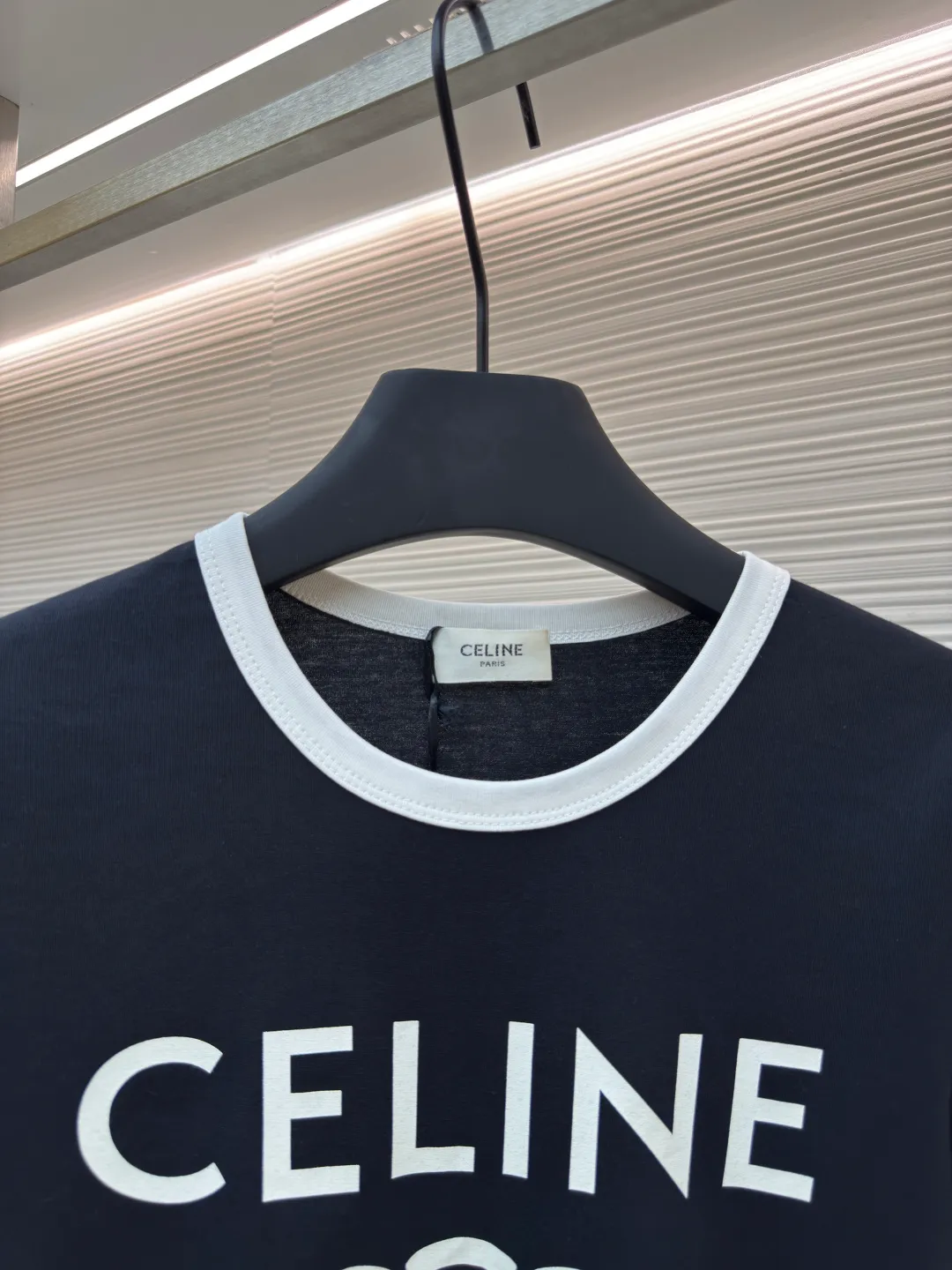 Celine letter printed T-shirt [Women's clothing] ●Authentic product: Purchased and developed by 5100 ●Item number: 1680503-A00 ●Fabric: long-staple cotton fabric ●Technology: printing production ●Version: fitted version ●Weight: about 115 grams ●Size: S-M-L ●Description: The fabric is made of 50s double-ply long-staple cotton plain fabric, purchased with Y-printing and custom-dyed in brown. The color is completely matched to the pattern. It is treated with dust-free wool processing to give a light and soft cotton feel. 32s single-strand combed cotton 1*1 rib, dyed in the same vat as the main fabric to ensure no color difference. The white brown front panel is printed with a screen glue computer fully automatic elliptical machine. Threaded strips are cut on the collar and cuffs, and the edges are bound by a flat car. The overall wiring is straight and delicate, the fabric is comfortable and soft, and the color is consistent without color difference. It can be matched with the same style to create a fashionable look and control various occasions. Customized accessories, complete with three standards, same style for men and women!