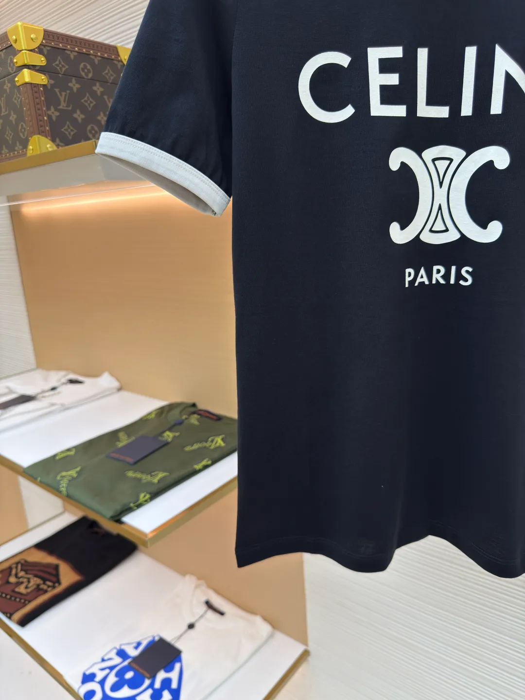 Celine letter printed T-shirt [Women's clothing] ●Authentic product: Purchased and developed by 5100 ●Item number: 1680503-A00 ●Fabric: long-staple cotton fabric ●Technology: printing production ●Version: fitted version ●Weight: about 115 grams ●Size: S-M-L ●Description: The fabric is made of 50s double-ply long-staple cotton plain fabric, purchased with Y-printing and custom-dyed in brown. The color is completely matched to the pattern. It is treated with dust-free wool processing to give a light and soft cotton feel. 32s single-strand combed cotton 1*1 rib, dyed in the same vat as the main fabric to ensure no color difference. The white brown front panel is printed with a screen glue computer fully automatic elliptical machine. Threaded strips are cut on the collar and cuffs, and the edges are bound by a flat car. The overall wiring is straight and delicate, the fabric is comfortable and soft, and the color is consistent without color difference. It can be matched with the same style to create a fashionable look and control various occasions. Customized accessories, complete with three standards, same style for men and women!