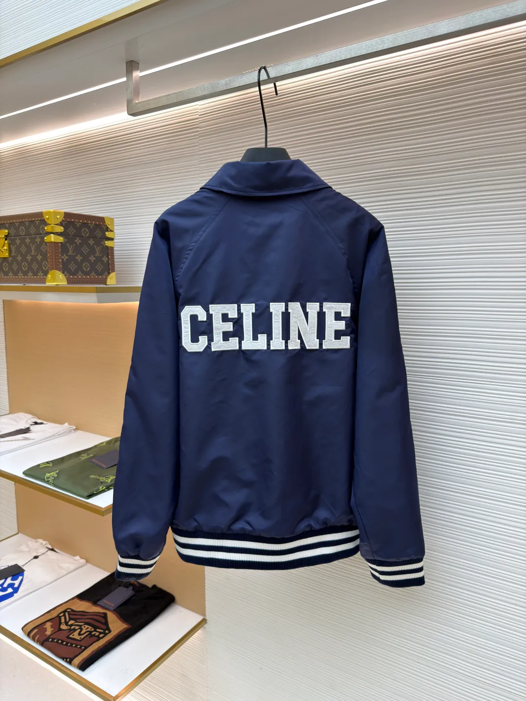 Celine college style baseball uniform ●Original version: Purchased and developed by 10213 ●Item number: 1680910-B90 ●Fabric: nylon fabric ●Technology: embroidery production ●Version: fitted version ●Weight: about 600 grams ●Size: 46-48-50-52 ●Description: This baseball uniform is made of blue satin nylon fabric. The front and back are designed with S's exclusive embroidery process. It has metal engraved four-button closures and a contrasting striped rib design on the hem and cuffs. The style is very novel and unique. It can be easily worn with T-shirts and jeans. It is the same style for men and women. Highly recommended! The overall wiring is straight and delicate, the fabric is comfortable and soft, and the color is consistent without color difference. It can be matched with the same style to create a fashionable look and control various occasions. Customized accessories, complete with three standards, same style for men and women!