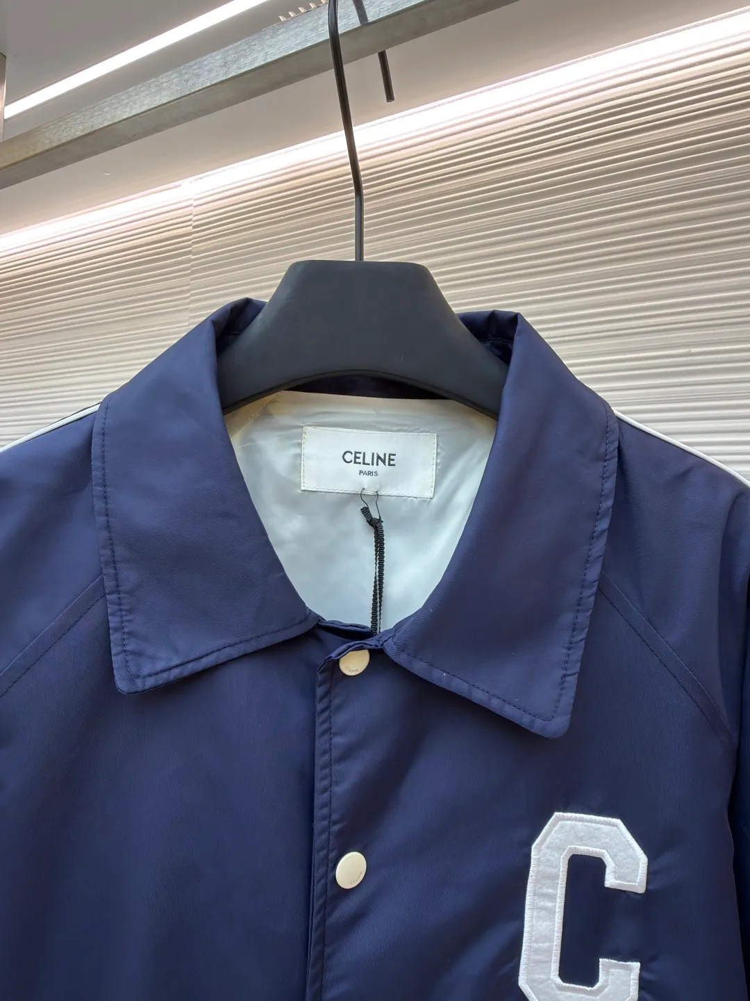 Celine college style baseball uniform ●Original version: Purchased and developed by 10213 ●Item number: 1680910-B90 ●Fabric: nylon fabric ●Technology: embroidery production ●Version: fitted version ●Weight: about 600 grams ●Size: 46-48-50-52 ●Description: This baseball uniform is made of blue satin nylon fabric. The front and back are designed with S's exclusive embroidery process. It has metal engraved four-button closures and a contrasting striped rib design on the hem and cuffs. The style is very novel and unique. It can be easily worn with T-shirts and jeans. It is the same style for men and women. Highly recommended! The overall wiring is straight and delicate, the fabric is comfortable and soft, and the color is consistent without color difference. It can be matched with the same style to create a fashionable look and control various occasions. Customized accessories, complete with three standards, same style for men and women!