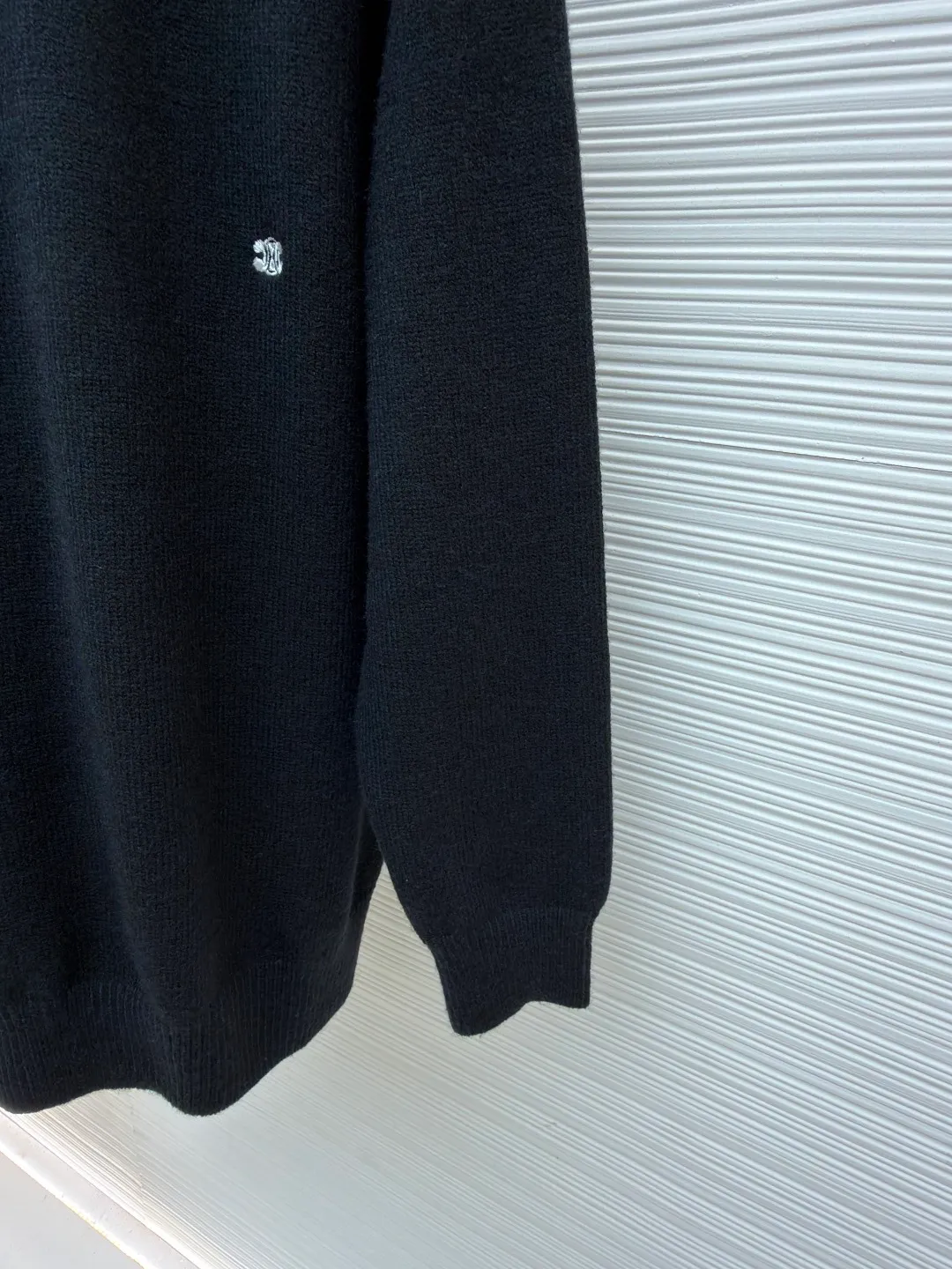 Celine Arc de Triomphe embroidered logo sweater ●Original version: 9900 purchase and development ●Item number: 1681303-A45 ●Fabric: wool blended fabric ●Technology: 3D embroidery production ●Color: black ●Version: fitted version ●Weight: about 680 grams ●Size: S-M-L-XL ●Description: Made of 35% wool, 15% cashmere, 50% cotton yarn. This fabric is soft and has a three-dimensional shape that won't change shape after being worn for a long time. The embroidery uses 3D three-dimensional embroidery, and the chest is embellished with the Arc de Triomphe embroidered logo. This style is machine-knitted with 7 needles, and the high-density thick stitching ensures warmth. Later process: washing and color fixation - fixed version - wool impurities. The overall wiring is straight and delicate, the fabric is comfortable and soft, and the color is consistent without color difference. It can be matched with the same style to create a fashionable look and control various occasions. Customized accessories, complete with three standards, same style for men and women!