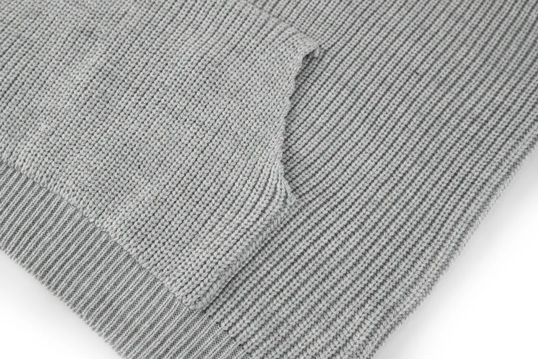 🅿️510 [Original quality] Celine 22FW patch hooded sweater (grey) The original version was purchased and developed for 12,500. The fabric is made of 75 wool 25 angora rabbit fur that is closest to the original version. It is made of customized expanded blended wool. The upper body is comfortable and soft, and the weight is 700 grams. It is made of imported Stoll weaving with clear texture and 7-needle double ingot stitching method. The imported thickened felt cloth on the front chest is embroidered with letters using laser embroidery technology. High-energy laser beams are used for fine cutting and embroidery on the fabric. The letter material is made of wool superfiber positioning laser embroidery, which combines the strength of wool. Natural softness and durability of microfiber, the laser beam is used to precisely embroider at designated positions to achieve a highly precise embroidery effect. The letters have smooth lines and clear edges. The felt must be washed after embroidery to make it fluffy and more coordinated with the clothes. Thin felt is used for embroidery on the market and cannot be washed. Customized letter engraved white alloy tail clip, custom-woven and dyed cotton textured round rope, complete three-label accessories, OS loose version design, different from the market version. Size:S-M-L-XL