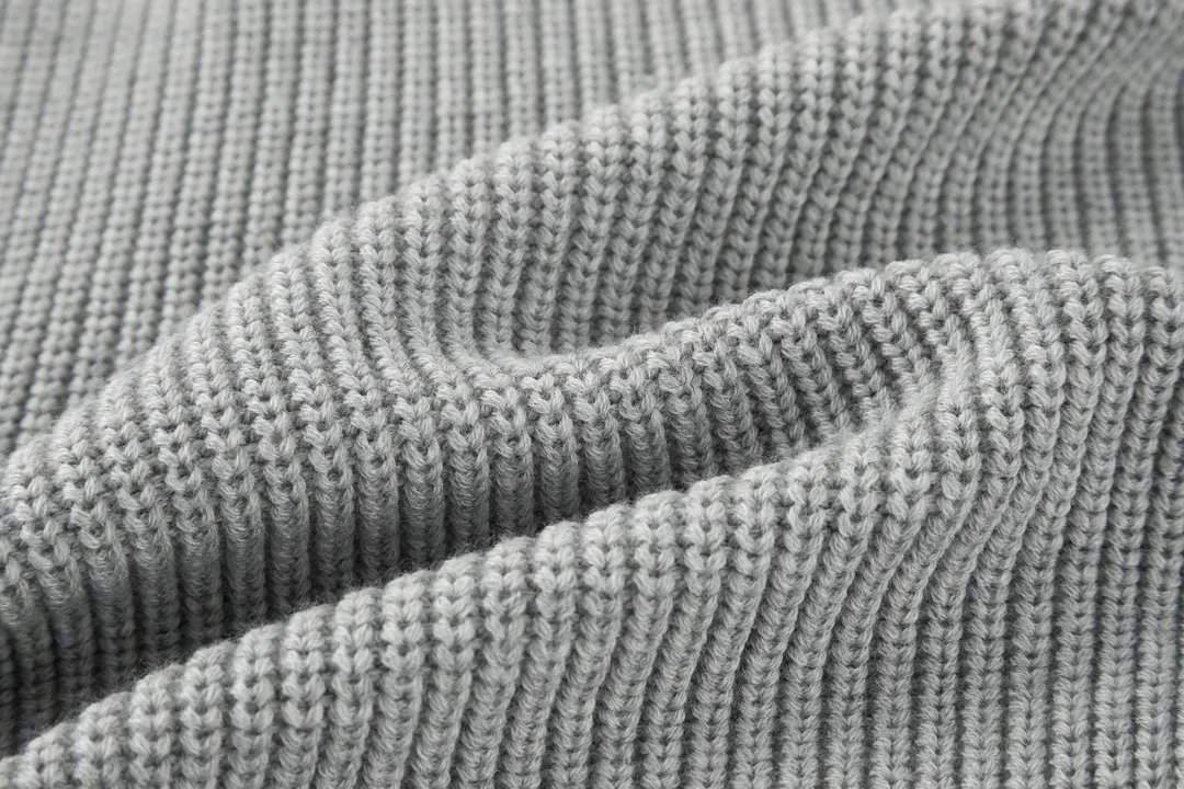 🅿️510 [Original quality] Celine 22FW patch hooded sweater (grey) The original version was purchased and developed for 12,500. The fabric is made of 75 wool 25 angora rabbit fur that is closest to the original version. It is made of customized expanded blended wool. The upper body is comfortable and soft, and the weight is 700 grams. It is made of imported Stoll weaving with clear texture and 7-needle double ingot stitching method. The imported thickened felt cloth on the front chest is embroidered with letters using laser embroidery technology. High-energy laser beams are used for fine cutting and embroidery on the fabric. The letter material is made of wool superfiber positioning laser embroidery, which combines the strength of wool. Natural softness and durability of microfiber, the laser beam is used to precisely embroider at designated positions to achieve a highly precise embroidery effect. The letters have smooth lines and clear edges. The felt must be washed after embroidery to make it fluffy and more coordinated with the clothes. Thin felt is used for embroidery on the market and cannot be washed. Customized letter engraved white alloy tail clip, custom-woven and dyed cotton textured round rope, complete three-label accessories, OS loose version design, different from the market version. Size:S-M-L-XL