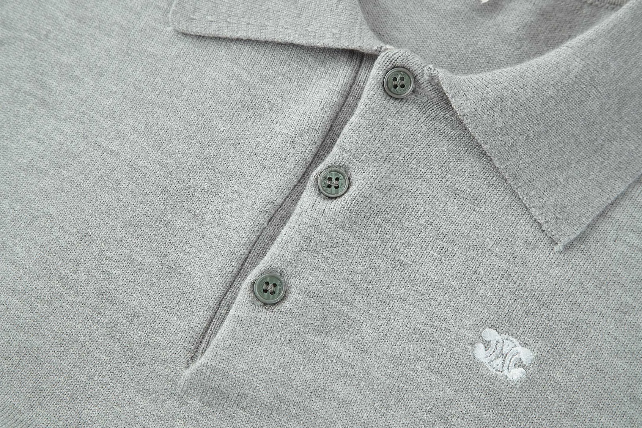 🅿️400 [Exclusive supply] Celine Arc de Triomphe embroidered knitted Polo shirt (grey). The original version was purchased and developed for 9300. The fabric is 100% cotton yarn. The original fabric is custom-dyed with 1:1 color matching. Washing water fixes the shape and color of the clothes. Manual picking and drawing. The embroidery is made by imported machines, with a 1:1 high degree of reduction of the CELINE Arc de Triomphe embroidery logo. 3 mother-of-pearl buttons engraved with CELINE. Size:37-38-39-40