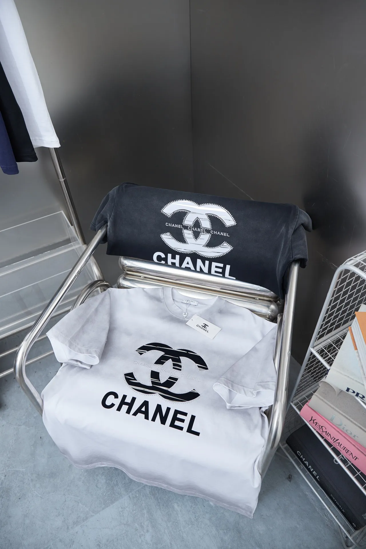 🅿️230 CHAN Xiaoxiangfeng 25SS early spring new style, flocked double C hot-drilled short sleeves, light luxury, essential item for daily commuting for men and women, correct version, welcome to compare, detailed features · 280g 100% pure cotton double yarn jersey fabric · Custom dyed in the same vat, special thickened 32 pieces double-strand 1X1 thread · Three-dimensional beautiful velvet double C letter logo➕Silver edge cutting➕Australian imported diamonds · Ready-made garments are dyed, then faded and fried with snowflakes, then washed to make them look old · Common washing improves the effect · Double-needle stitching and seam-crossing process · Original main mark, washed tag, branded moisture-proof paper packaging Color: black/white Size: S/M/L/XL