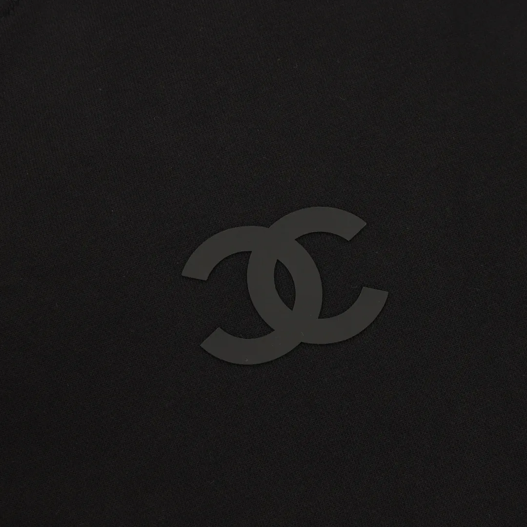 🅿️500 CHANEL 25FW Silicone small label round neck sweatshirt 480g high-grade combed cotton fabric Counter collar label Purchasing grade white thick plate hang tag Original hanging beads Three-dimensional foam printing on the front and back Strong sense of layering Same style for men and women Couple style Oversize version Loose Size: S-XL
