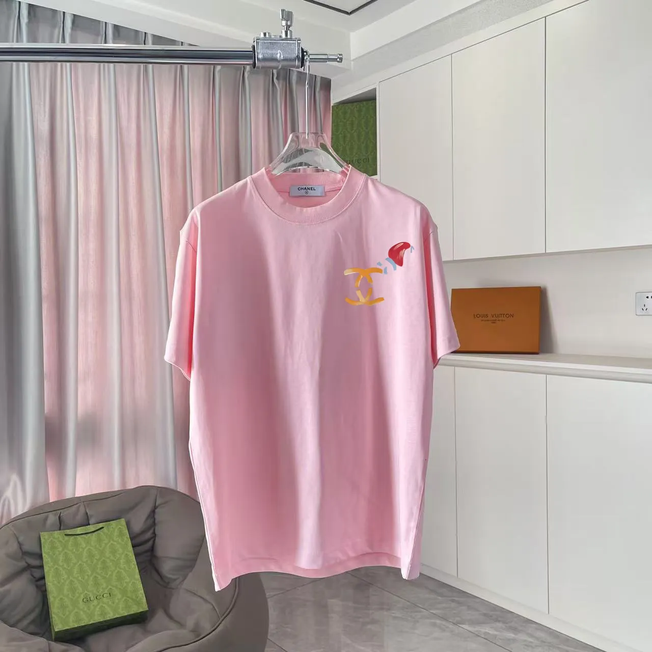 🅿️180 CHANEL 2025 spring and summer new style Double C letter logo printing short-sleeved T-shirt Customized fabric 300g Same style for men and women Size: S M L XL XXL five codes Color: black white pink rose red