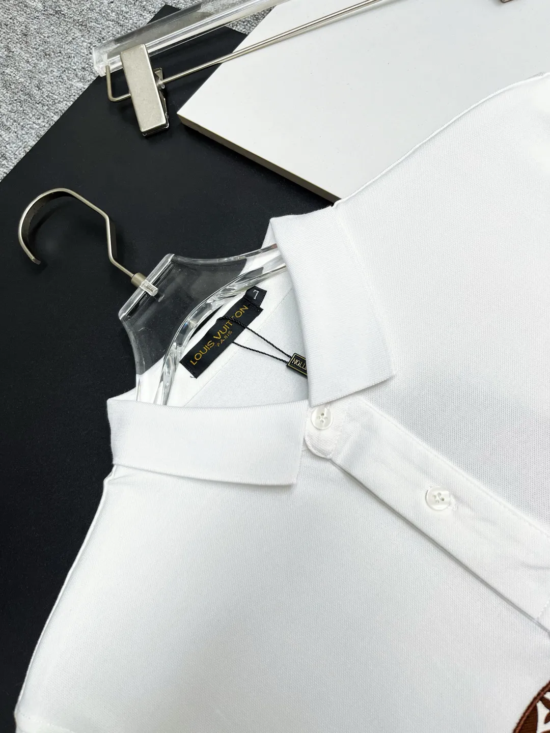 🅿️220 CHANEL&LV Chanel Louis Vuitton joint letter embroidery new Polo shirt Original fabric Original customized accessories Official same style Made of 210 grams of mercerized pique fabric, customized in the same vat dyed fabric It feels very comfortable and smooth The version is quite wide and stylish Produced by a first-line brand OEM factory Imported Behringer embroidery machine The embroidery is full and textured The collar ribs are woven with imported yarn and will not deform after long-term wear The latest spring and summer style, fashionable and personalized, super versatile and good-looking, very suitable for both men and women, a must-have style for everyone. Color: black, white, pink, size: M-XXXL