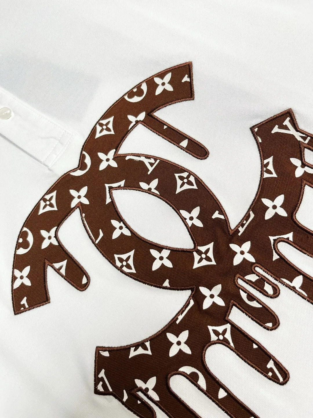 🅿️220 CHANEL&LV Chanel Louis Vuitton joint letter embroidery new Polo shirt Original fabric Original customized accessories Official same style Made of 210 grams of mercerized pique fabric, customized in the same vat dyed fabric It feels very comfortable and smooth The version is quite wide and stylish Produced by a first-line brand OEM factory Imported Behringer embroidery machine The embroidery is full and textured The collar ribs are woven with imported yarn and will not deform after long-term wear The latest spring and summer style, fashionable and personalized, super versatile and good-looking, very suitable for both men and women, a must-have style for everyone. Color: black, white, pink, size: M-XXXL