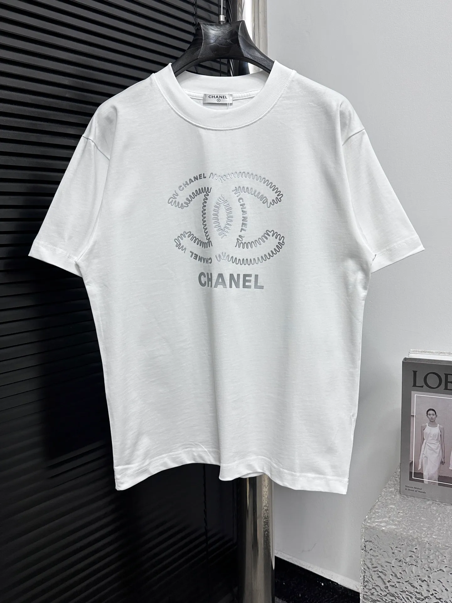 🅿️170 [CHanel] Chanel 25ss logo couple style short-sleeved T-shirt. The fabric is 260g double sand pure cotton. It feels very comfortable, fashionable and personalized. It is a super versatile and good-looking T-shirt. It is very suitable for both men and women. It is a must-have for everyone. Packaging, tag, collar label, washed wheat, complete👍 Color: black, white Size: XS-L