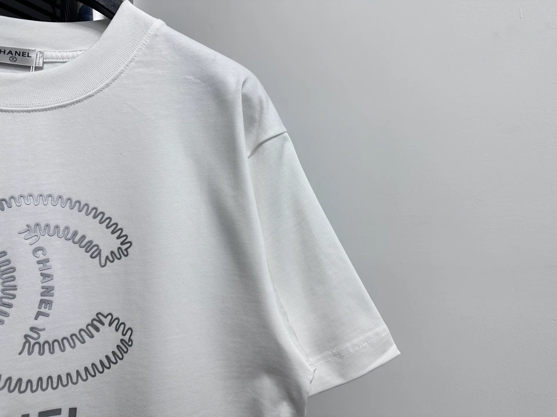🅿️170 [CHanel] Chanel 25ss logo couple style short-sleeved T-shirt. The fabric is 260g double sand pure cotton. It feels very comfortable, fashionable and personalized. It is a super versatile and good-looking T-shirt. It is very suitable for both men and women. It is a must-have for everyone. Packaging, tag, collar label, washed wheat, complete👍 Color: black, white Size: XS-L