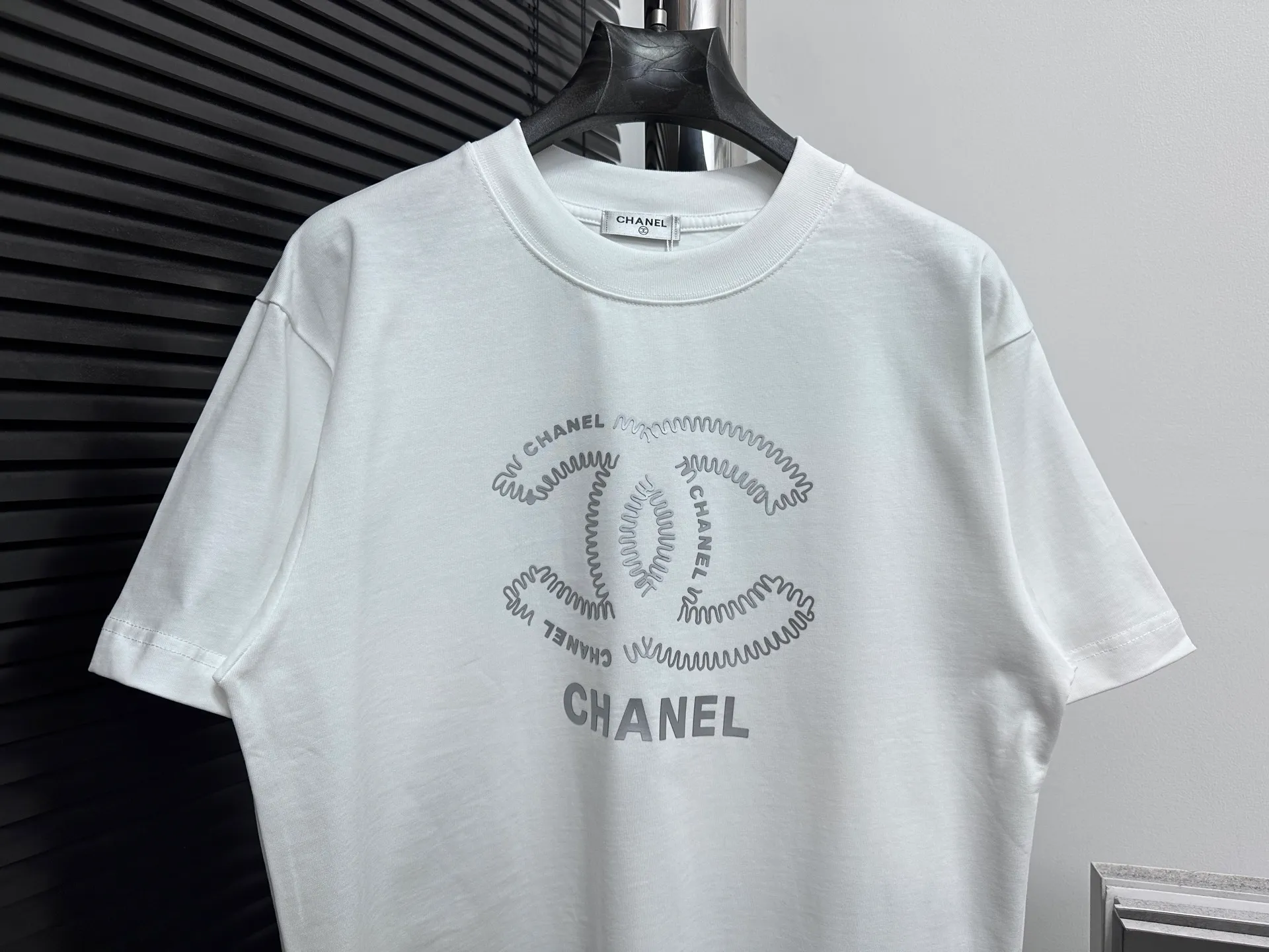 🅿️170 [CHanel] Chanel 25ss logo couple style short-sleeved T-shirt. The fabric is 260g double sand pure cotton. It feels very comfortable, fashionable and personalized. It is a super versatile and good-looking T-shirt. It is very suitable for both men and women. It is a must-have for everyone. Packaging, tag, collar label, washed wheat, complete👍 Color: black, white Size: XS-L