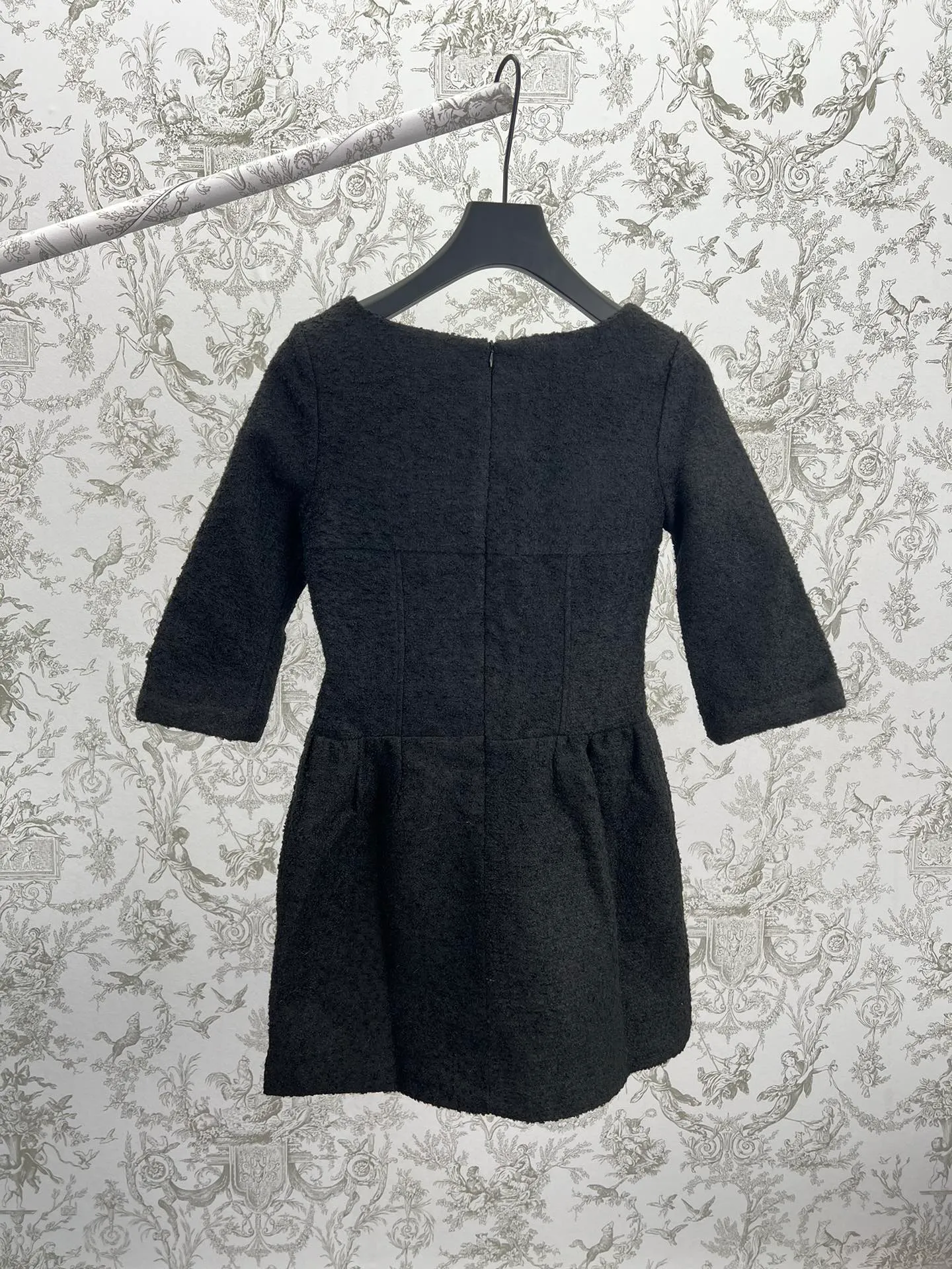 🅿️540 Chanel 25ss new mid-sleeve round neck dress. Ready-made woven texture, wide round neckline to increase skin exposure, visually slimmer. Bust and waist contour, slim and narrow processing, full of eye-catching highlights, double C logo on the waist. Code number: S.M.L