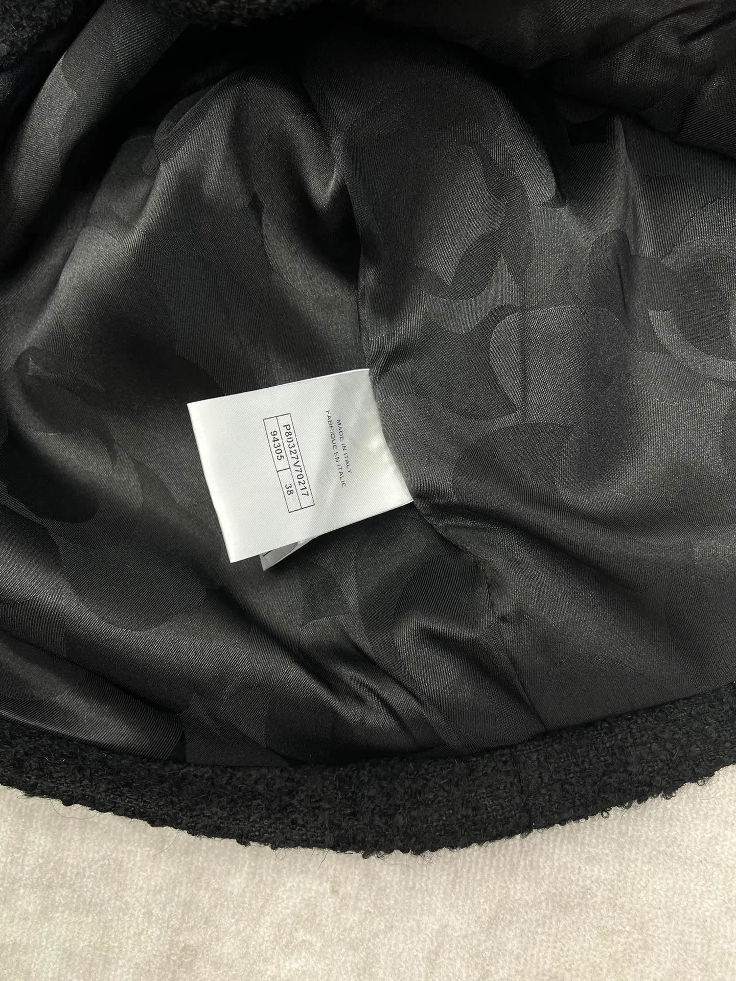 🅿️540 Chanel 25ss new mid-sleeve round neck dress. Ready-made woven texture, wide round neckline to increase skin exposure, visually slimmer. Bust and waist contour, slim and narrow processing, full of eye-catching highlights, double C logo on the waist. Code number: S.M.L